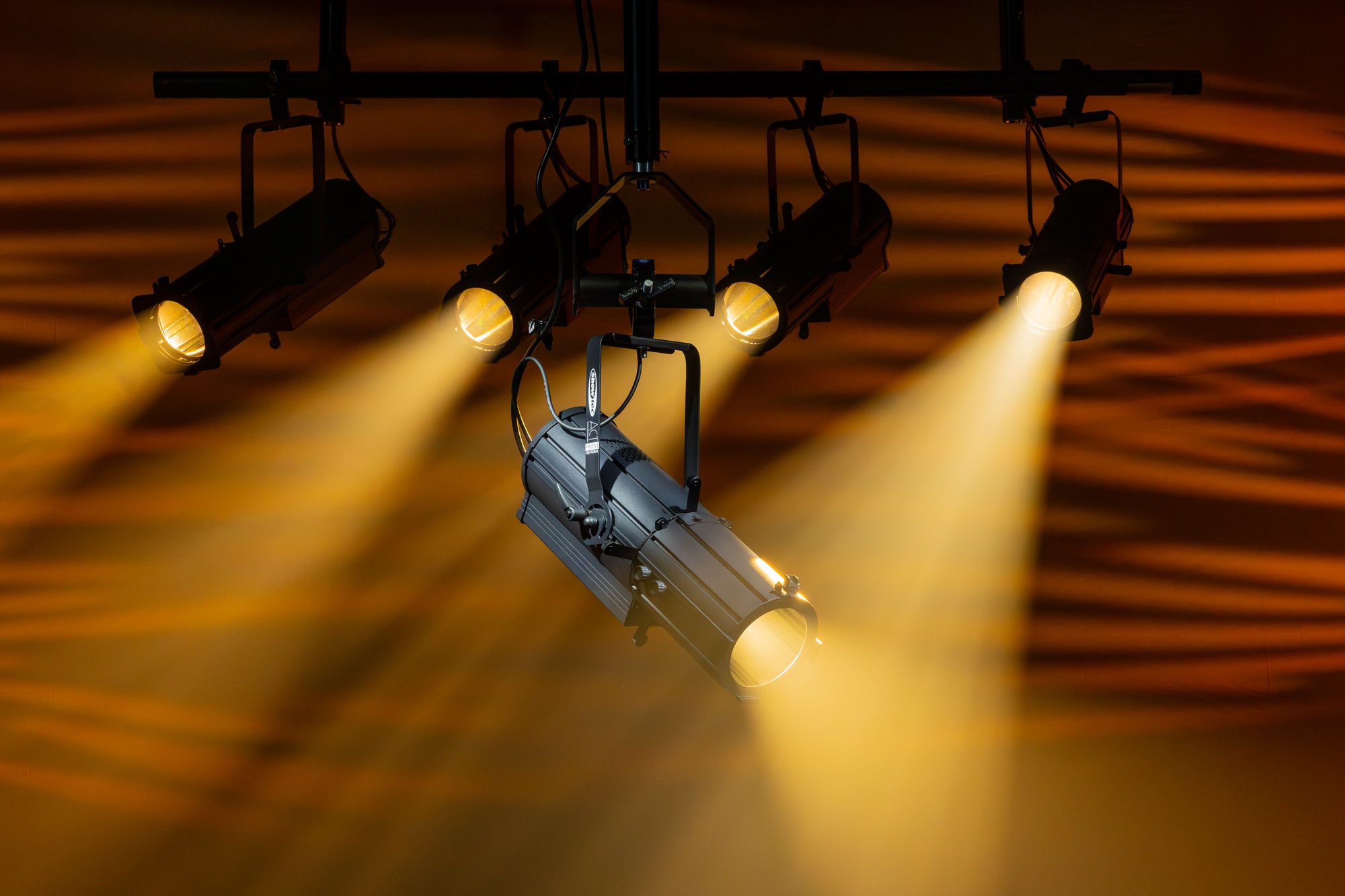 SHOWTEC Act Profile 150W RGBAL Compact 150 W RGBAL Theatre LED Profile Profilo LED teatro RGBAL compatto da 150 W