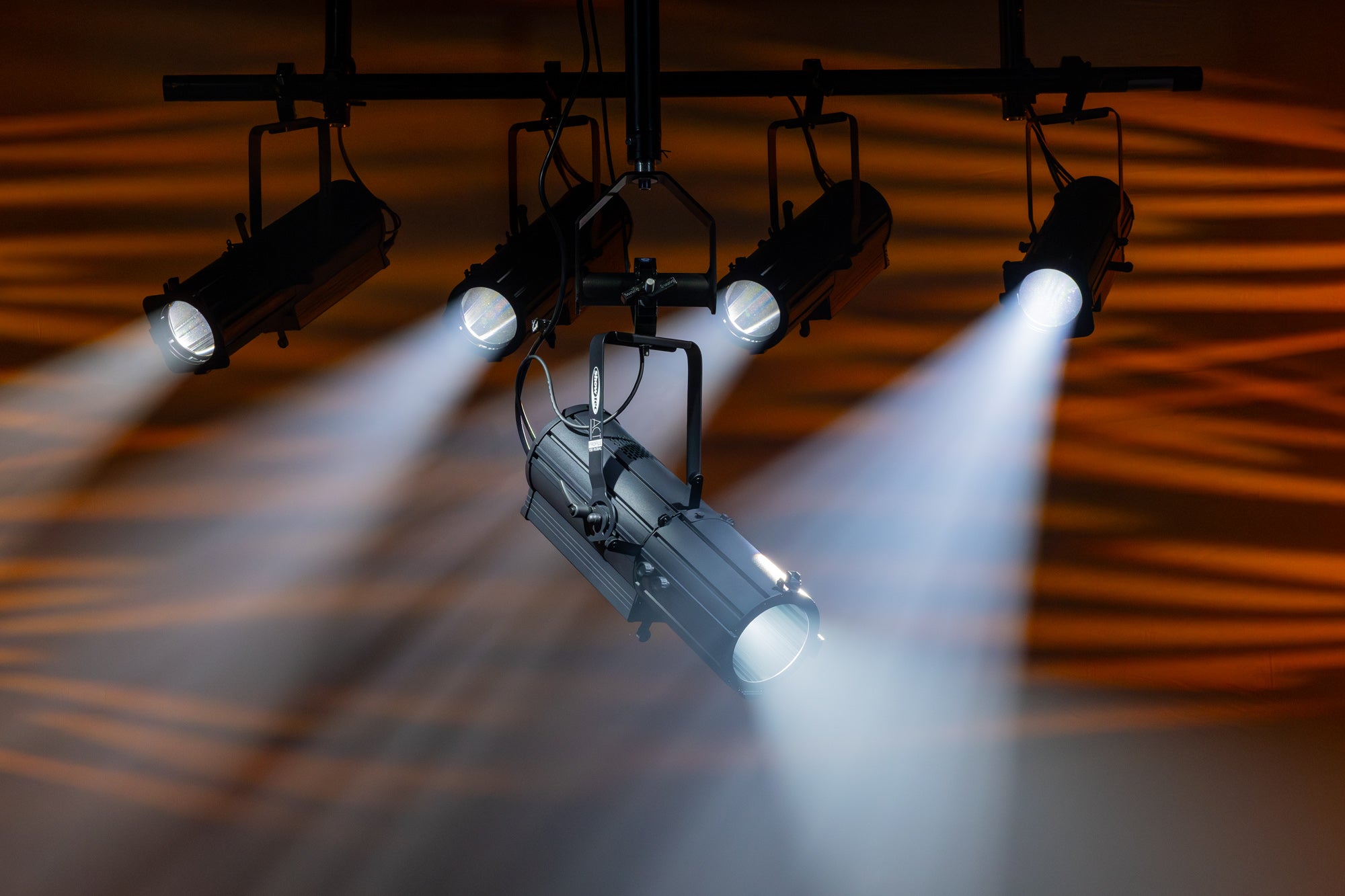 SHOWTEC Act Profile 150W RGBAL Compact 150 W RGBAL Theatre LED Profile Profilo LED teatro RGBAL compatto da 150 W