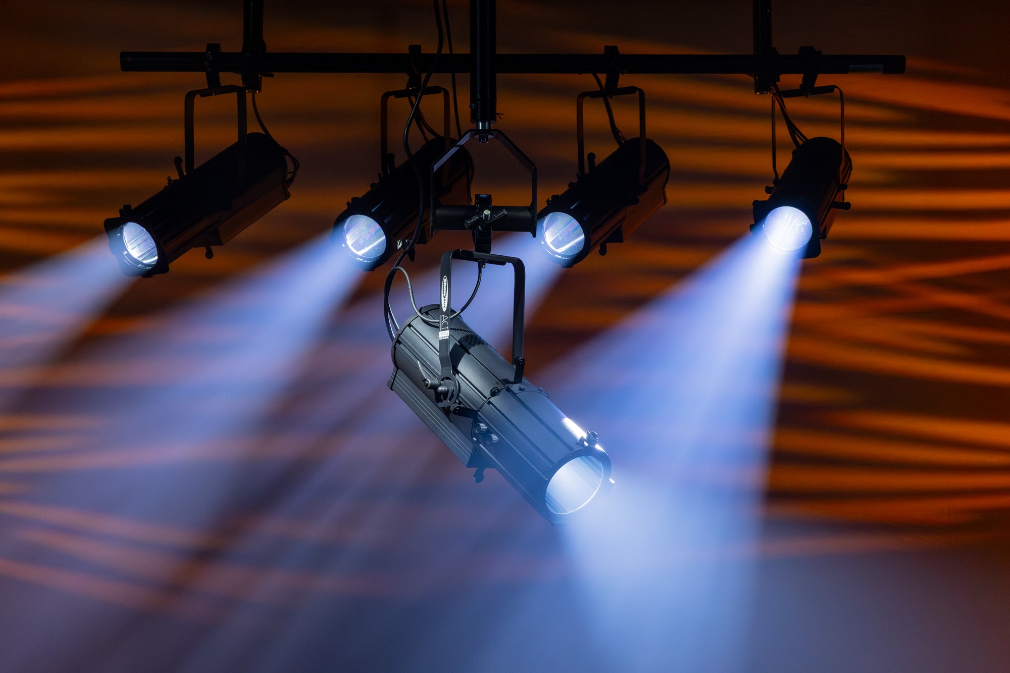 SHOWTEC Act Profile 150W RGBAL Compact 150 W RGBAL Theatre LED Profile Profilo LED teatro RGBAL compatto da 150 W