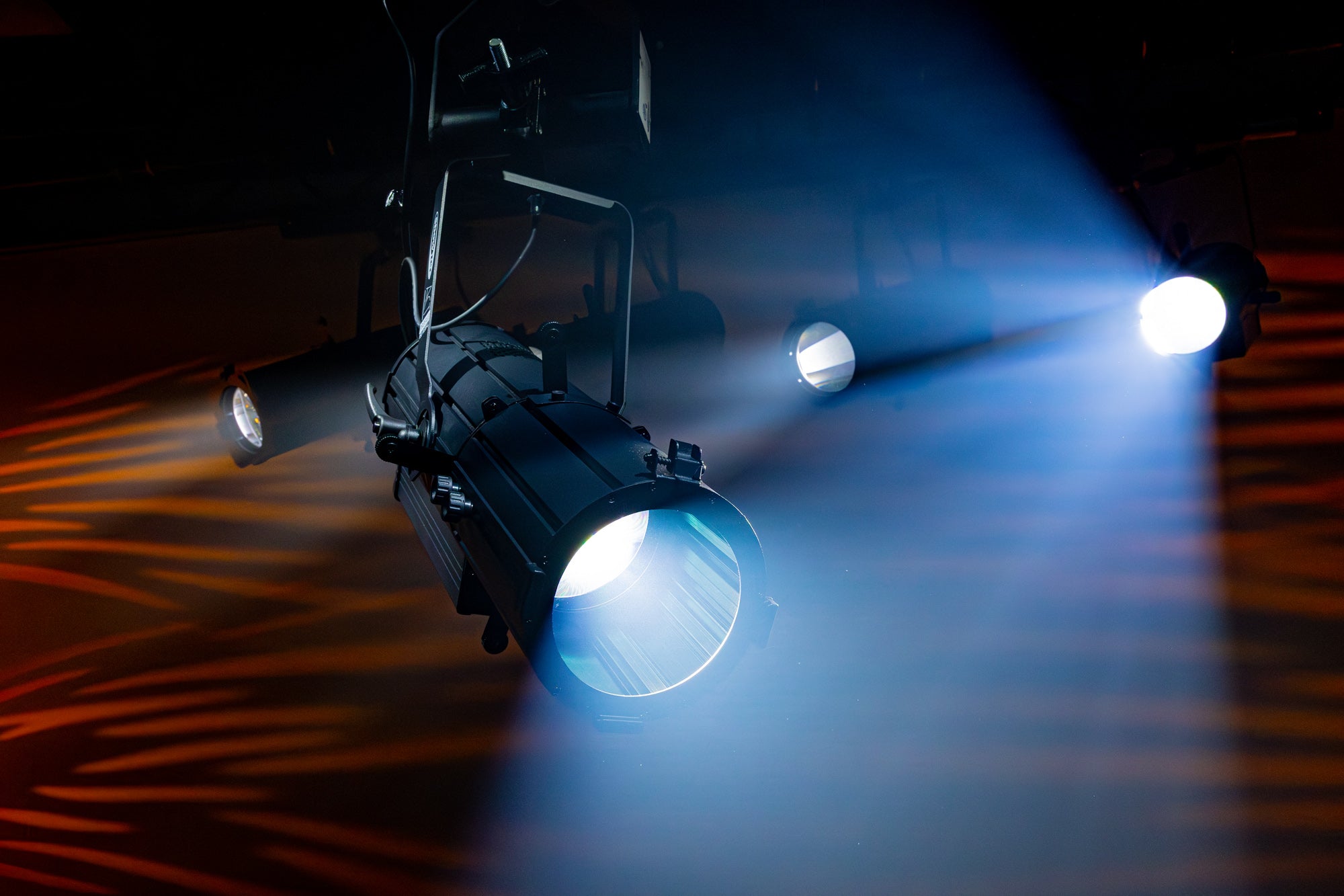SHOWTEC Act Profile 150W RGBAL Compact 150 W RGBAL Theatre LED Profile Profilo LED teatro RGBAL compatto da 150 W