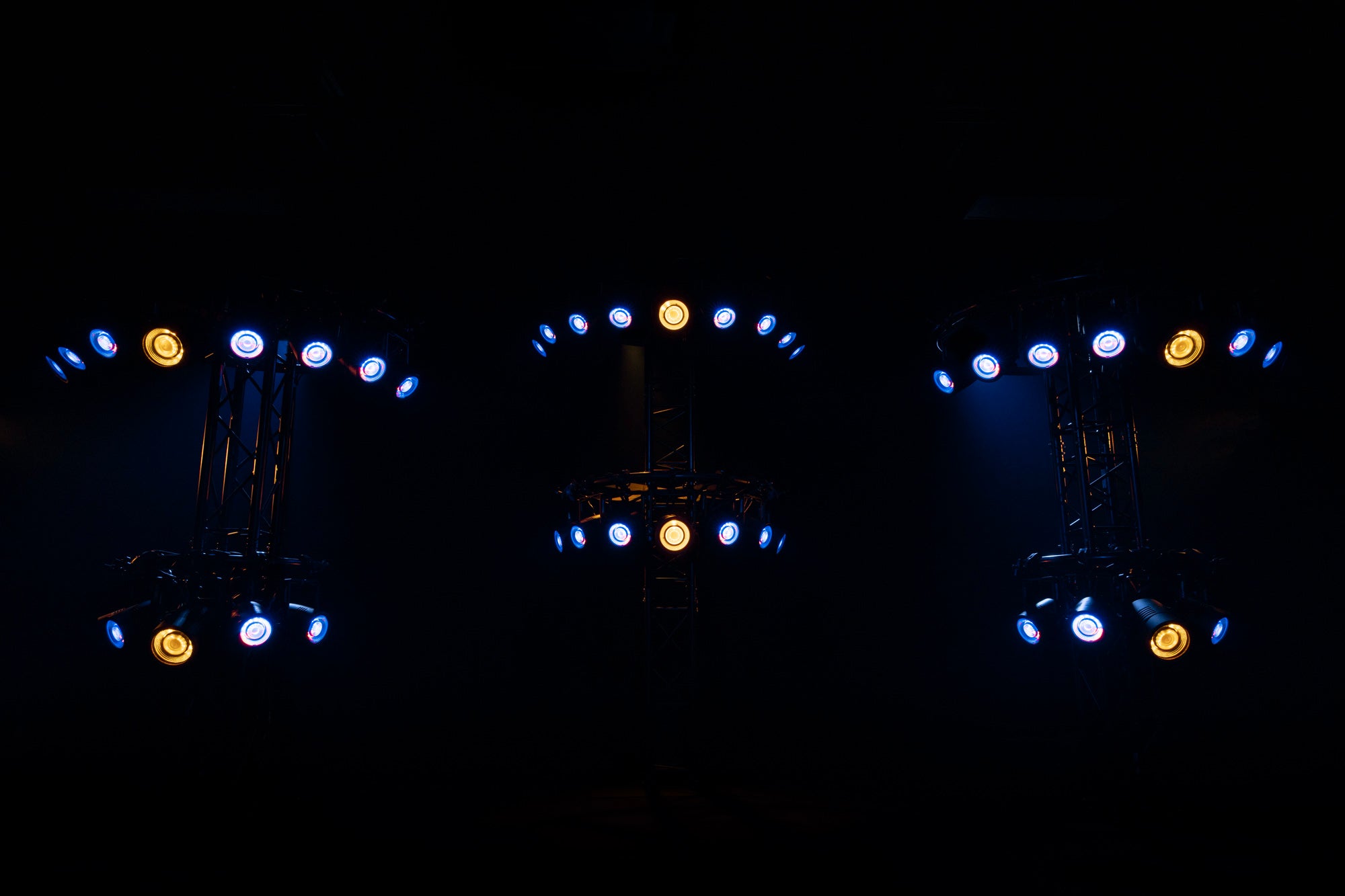 Showtec Titan Strobe 100 FX Pod stroboscopico a LED da 100 W con effetto anello a LED RGBW