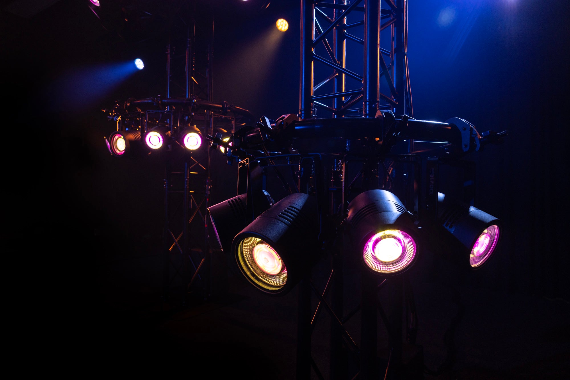 Showtec Titan Strobe 100 FX Pod stroboscopico a LED da 100 W con effetto anello a LED RGBW