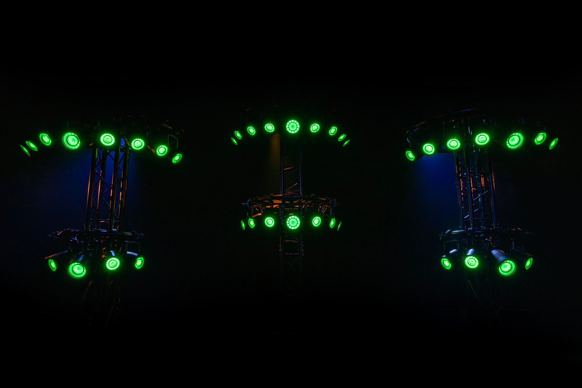 Showtec Titan Strobe 100 FX Pod stroboscopico a LED da 100 W con effetto anello a LED RGBW
