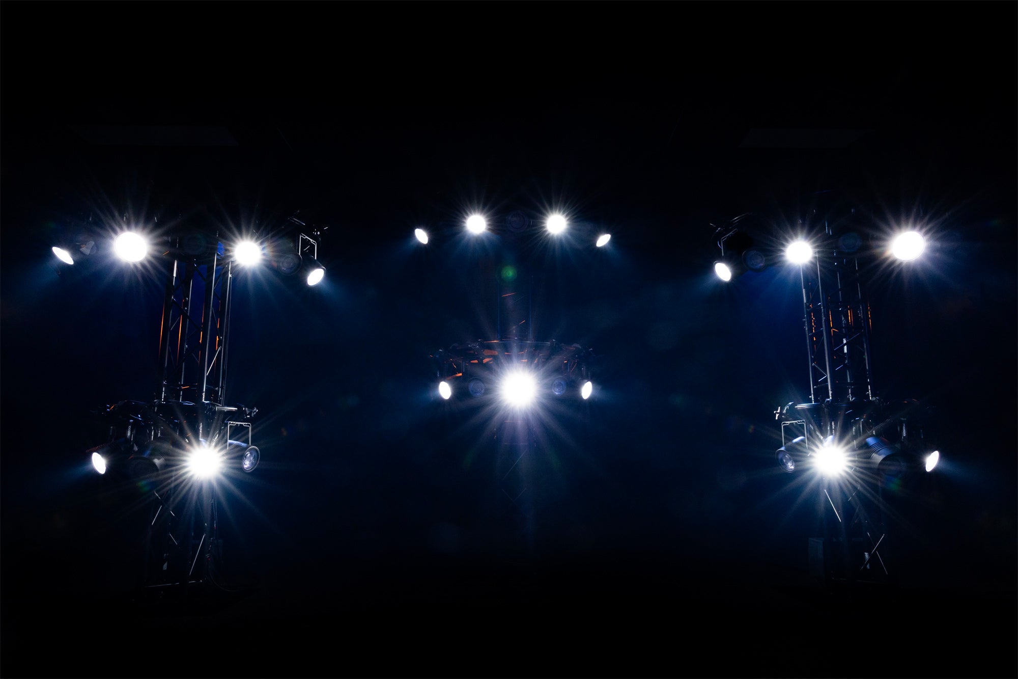 Showtec Titan Strobe 100 FX Pod stroboscopico a LED da 100 W con effetto anello a LED RGBW