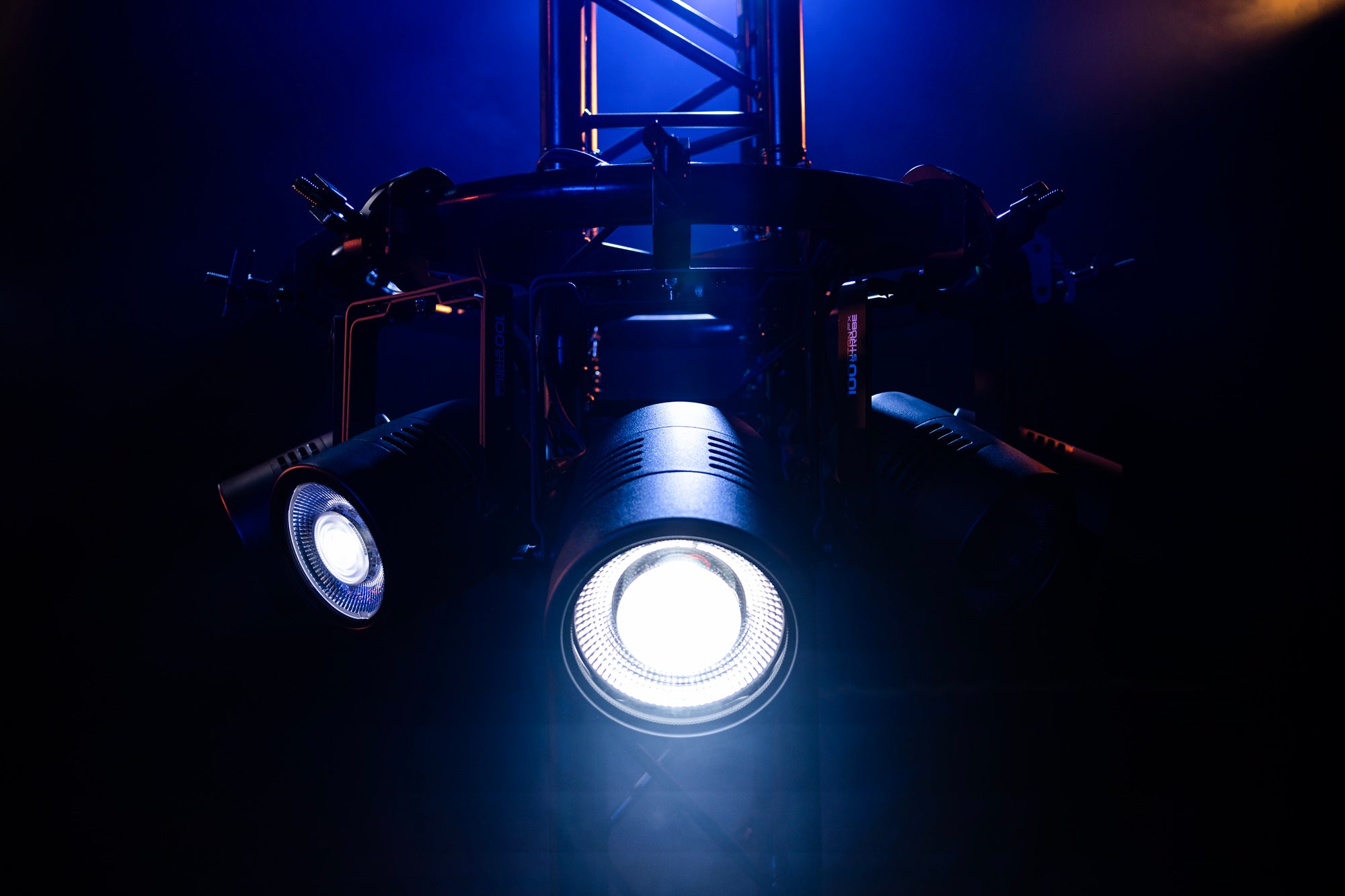 Showtec Titan Strobe 100 FX Pod stroboscopico a LED da 100 W con effetto anello a LED RGBW
