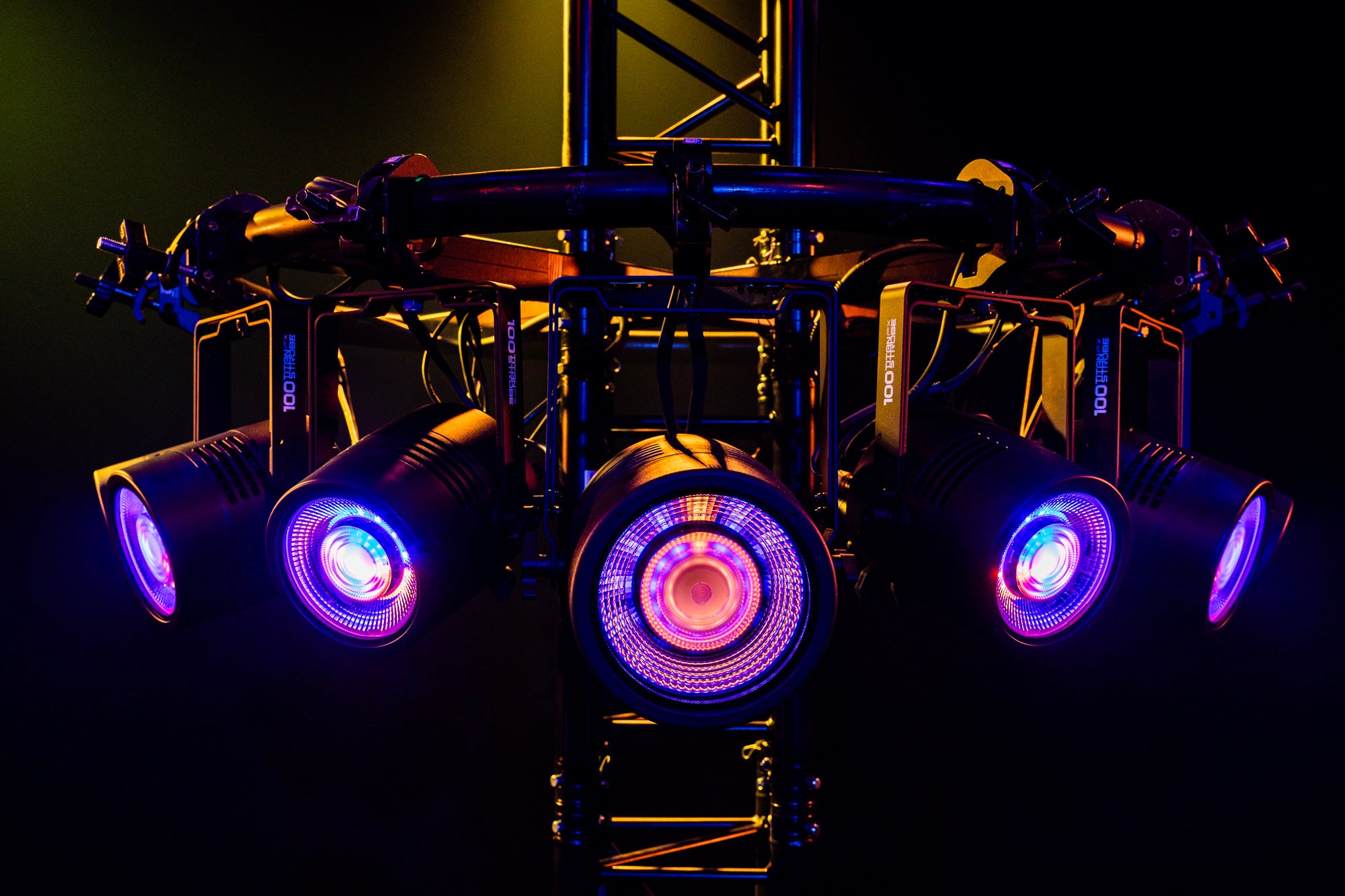 Showtec Titan Strobe 200 FX Pod stroboscopico a LED da 200 W con effetto anello a LED RGBW