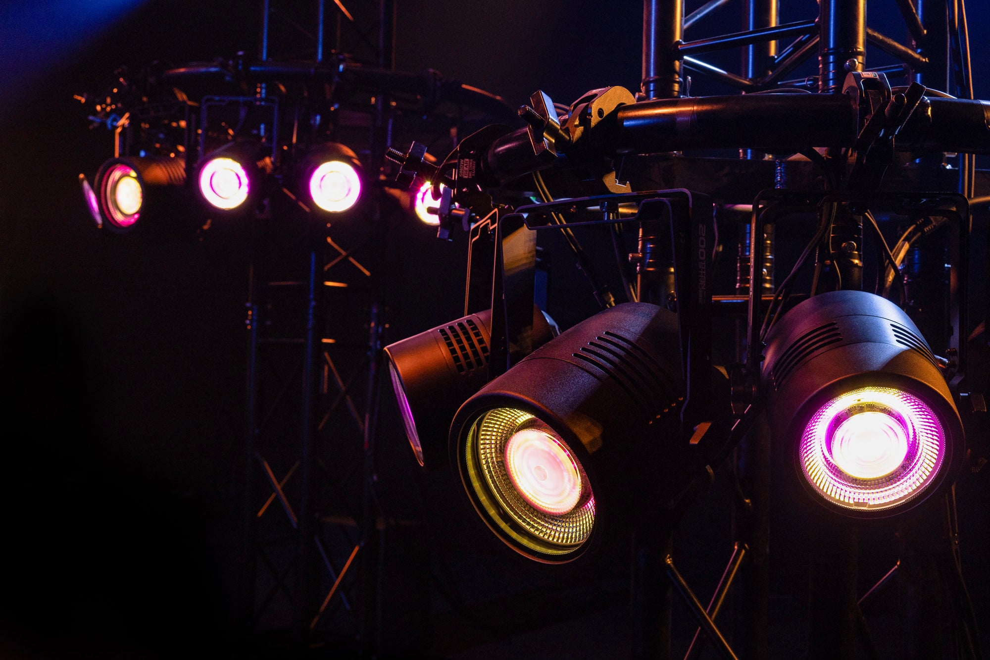 Showtec Titan Strobe 200 FX Pod stroboscopico a LED da 200 W con effetto anello a LED RGBW