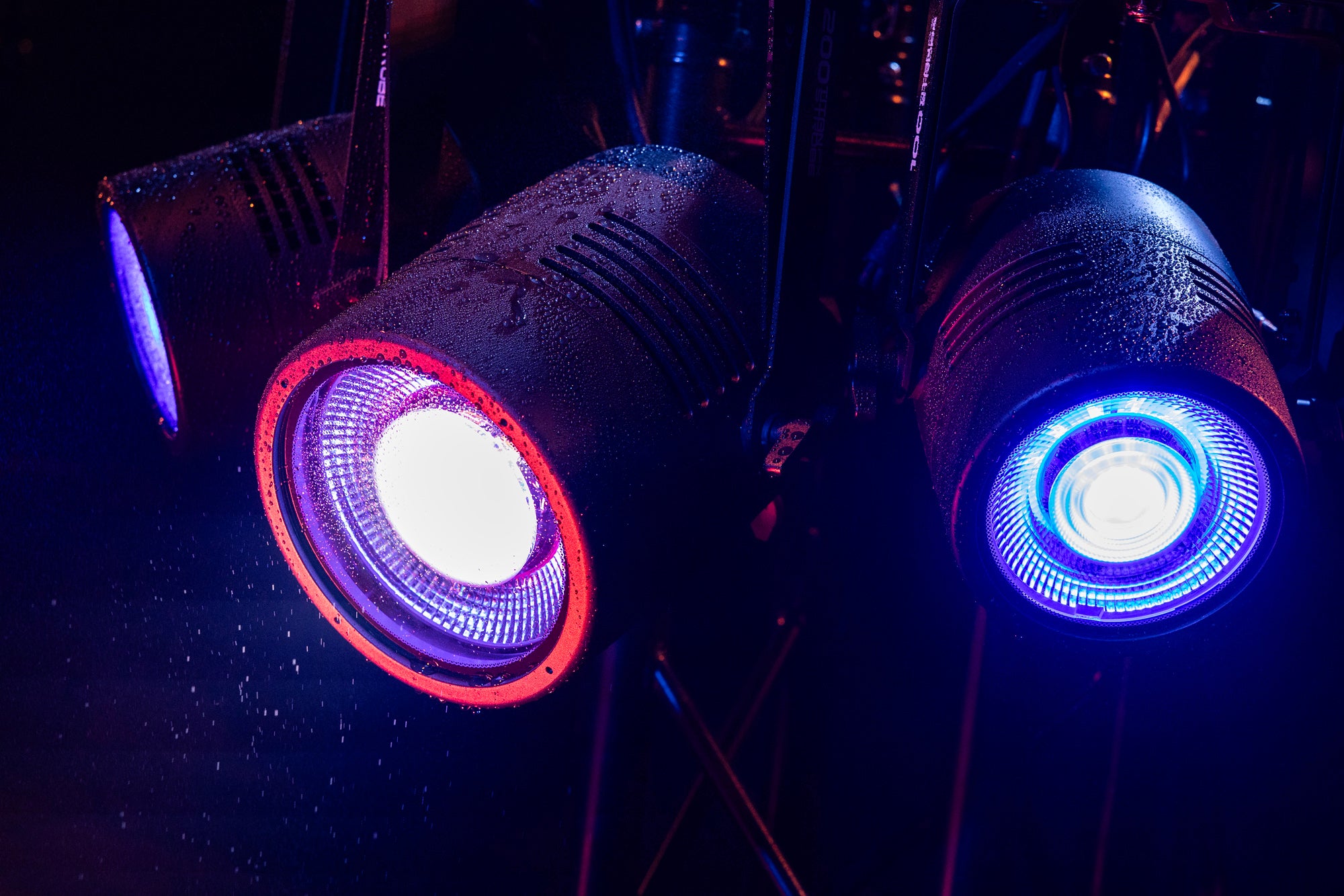 Showtec Titan Strobe 200 FX Pod stroboscopico a LED da 200 W con effetto anello a LED RGBW