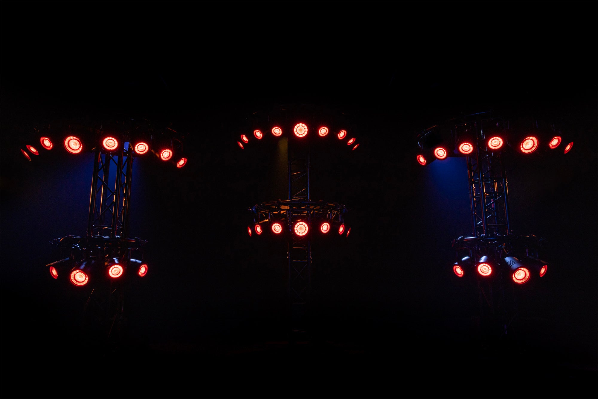 Showtec Titan Strobe 200 FX Pod stroboscopico a LED da 200 W con effetto anello a LED RGBW