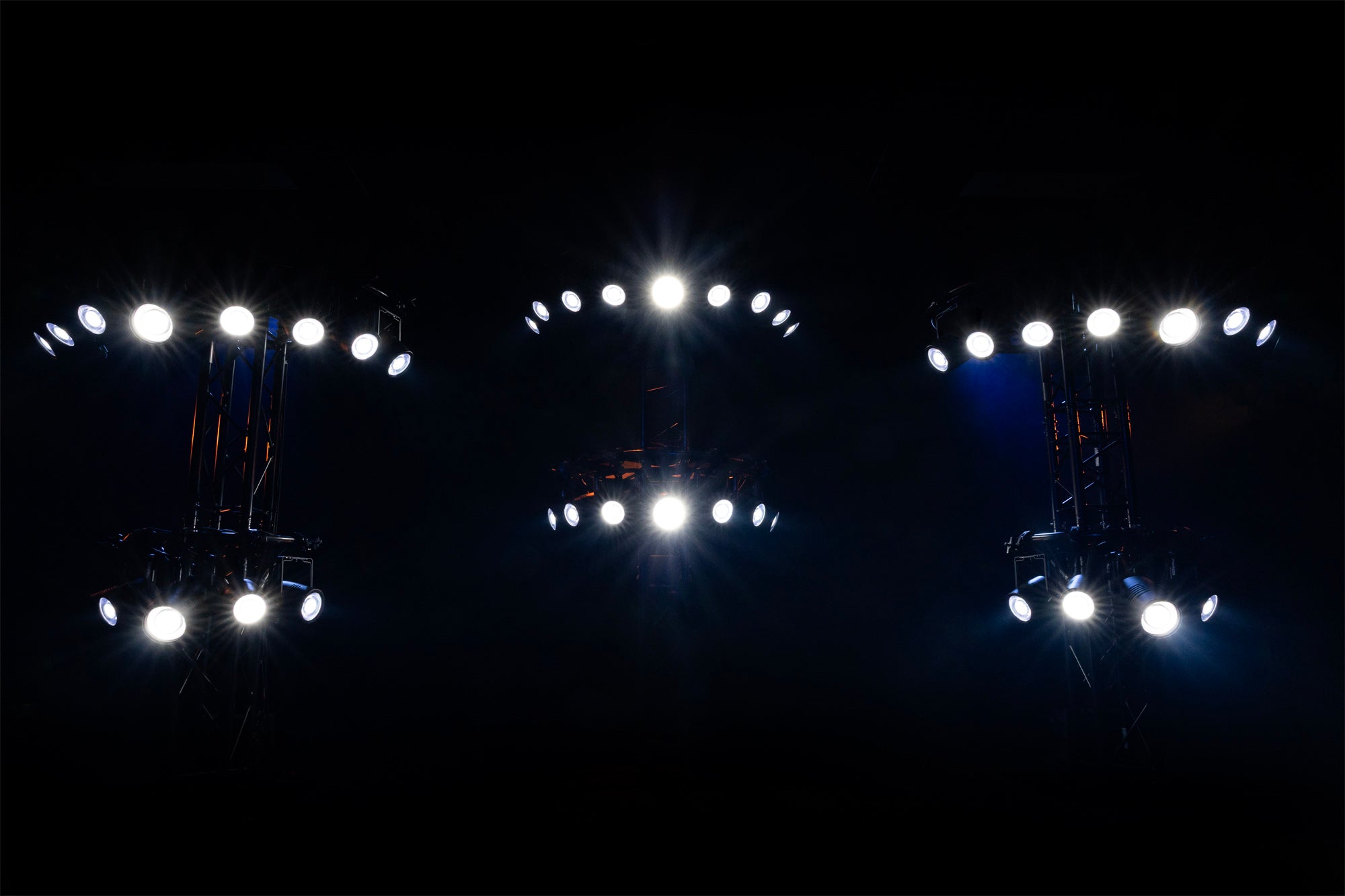 Showtec Titan Strobe 200 FX Pod stroboscopico a LED da 200 W con effetto anello a LED RGBW