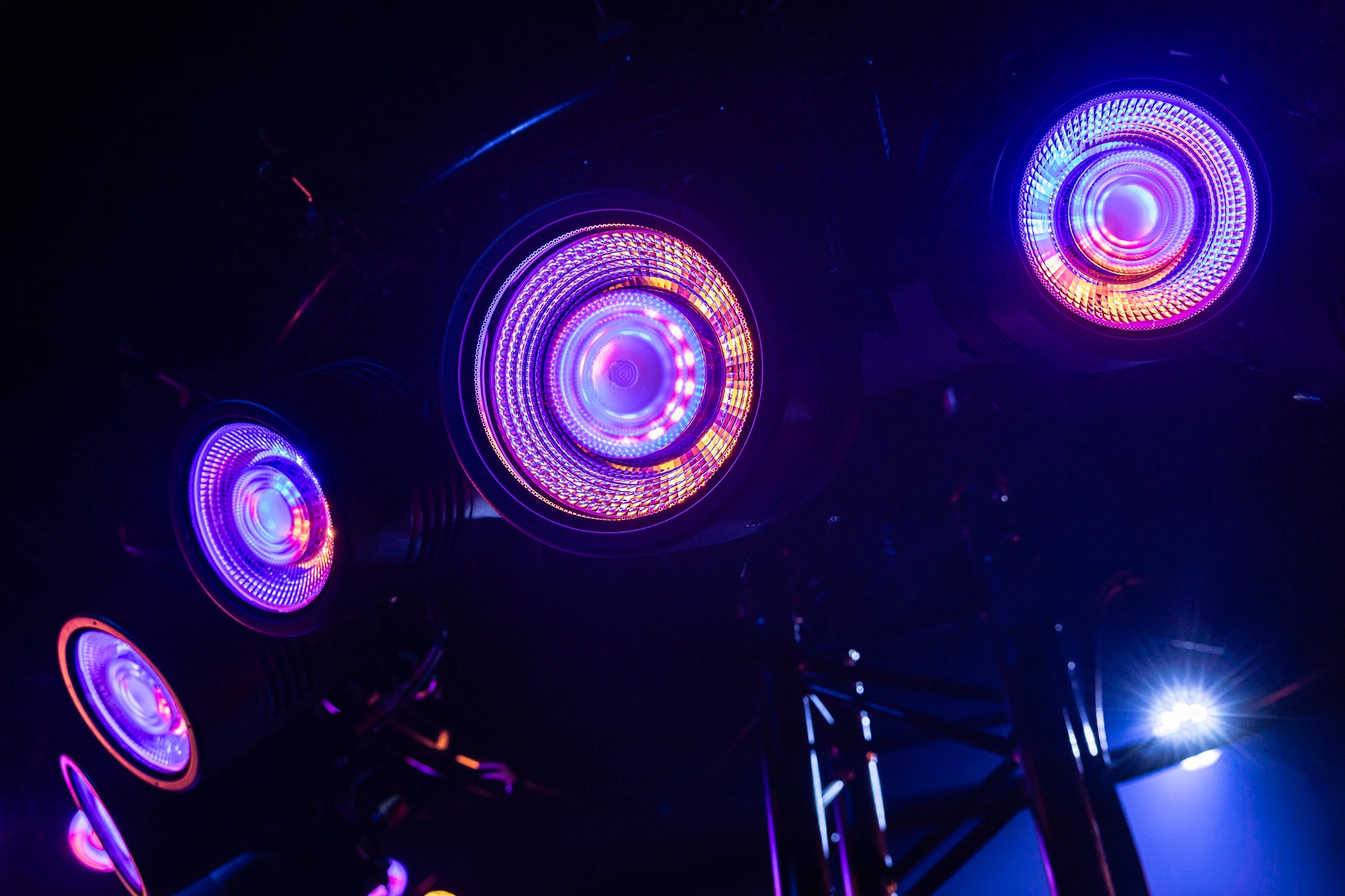 Showtec Titan Strobe 200 FX Pod stroboscopico a LED da 200 W con effetto anello a LED RGBW