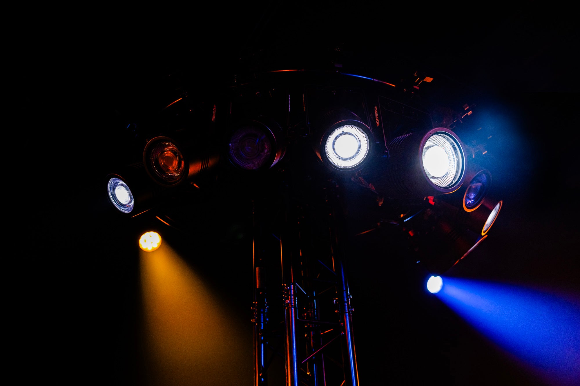 Showtec Titan Strobe 200 FX Pod stroboscopico a LED da 200 W con effetto anello a LED RGBW