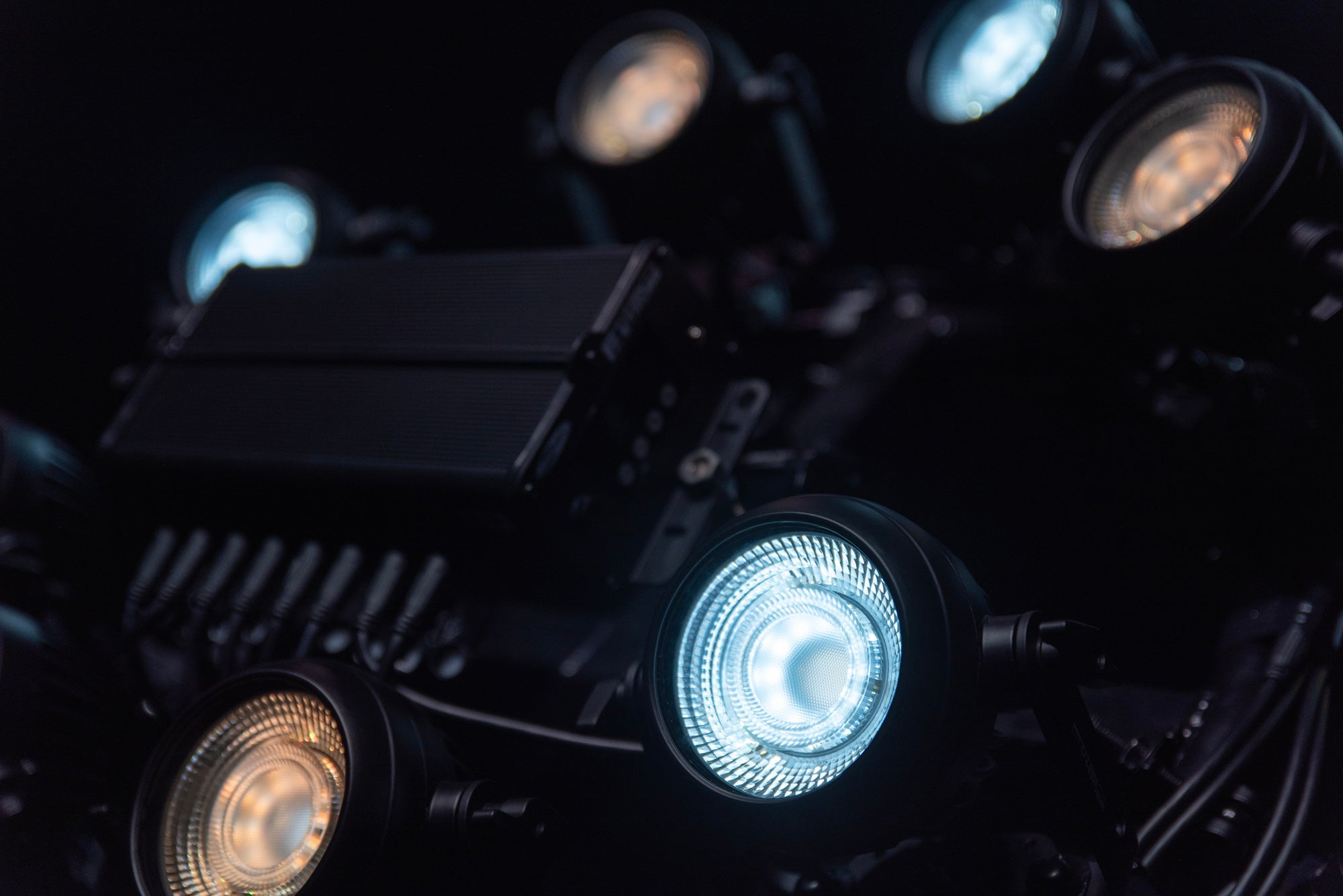 Showtec Titan Strobe FLEX FX Single Pod Pod stroboscopico a LED da 100 W con effetto anello a LED RGBW