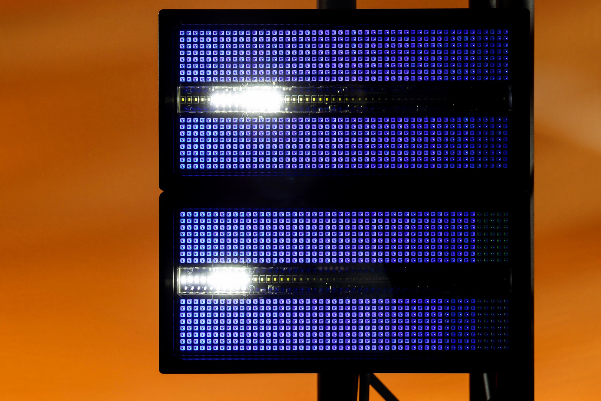 Showtec Titan Strobe 1000 FX Strobo LED da 1000 W con effetti di sezione LED RGB