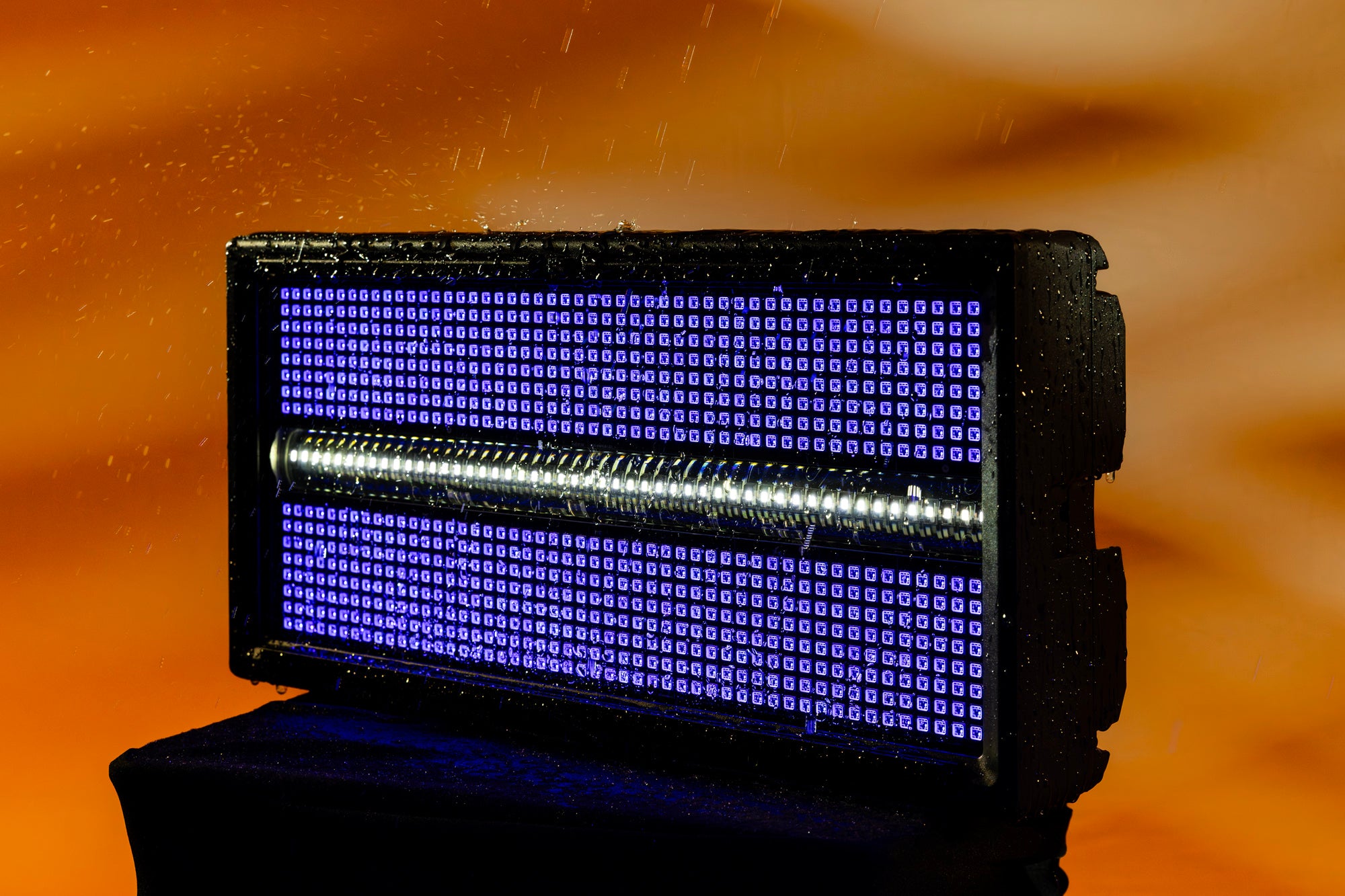 Showtec Titan Strobe 1000 FX Strobo LED da 1000 W con effetti di sezione LED RGB