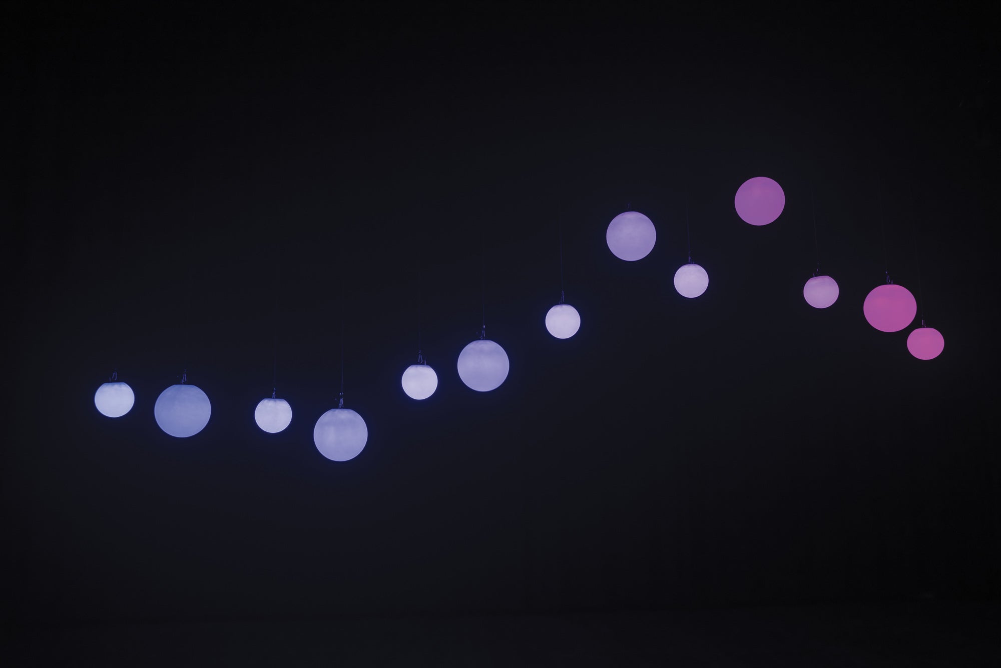 SHOWTEC Illumilift RGBW 4m Dispositivo di collegamento / 25cm Sfera LED