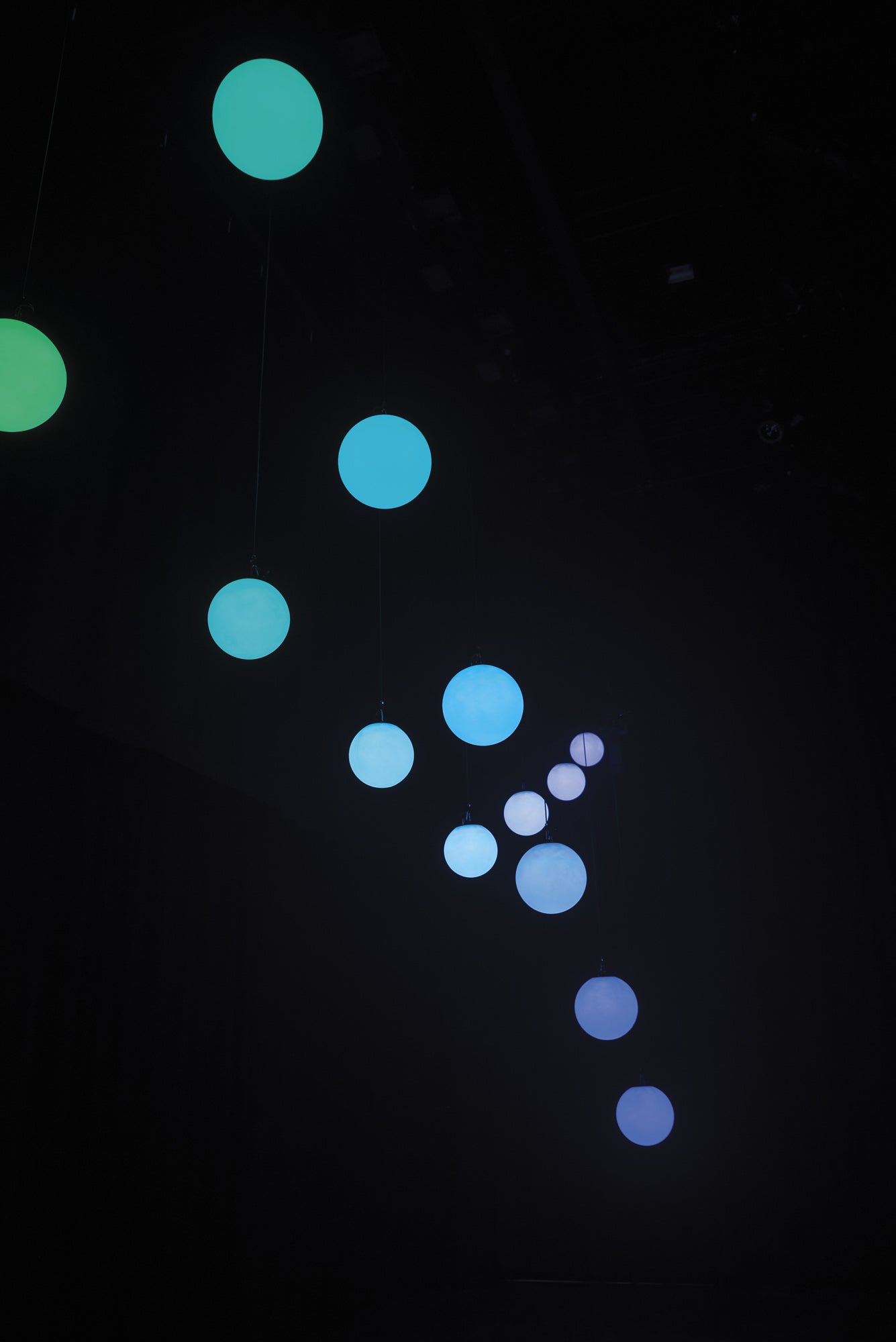 SHOWTEC Illumilift RGBW 4m Dispositivo di collegamento / 25cm Sfera LED
