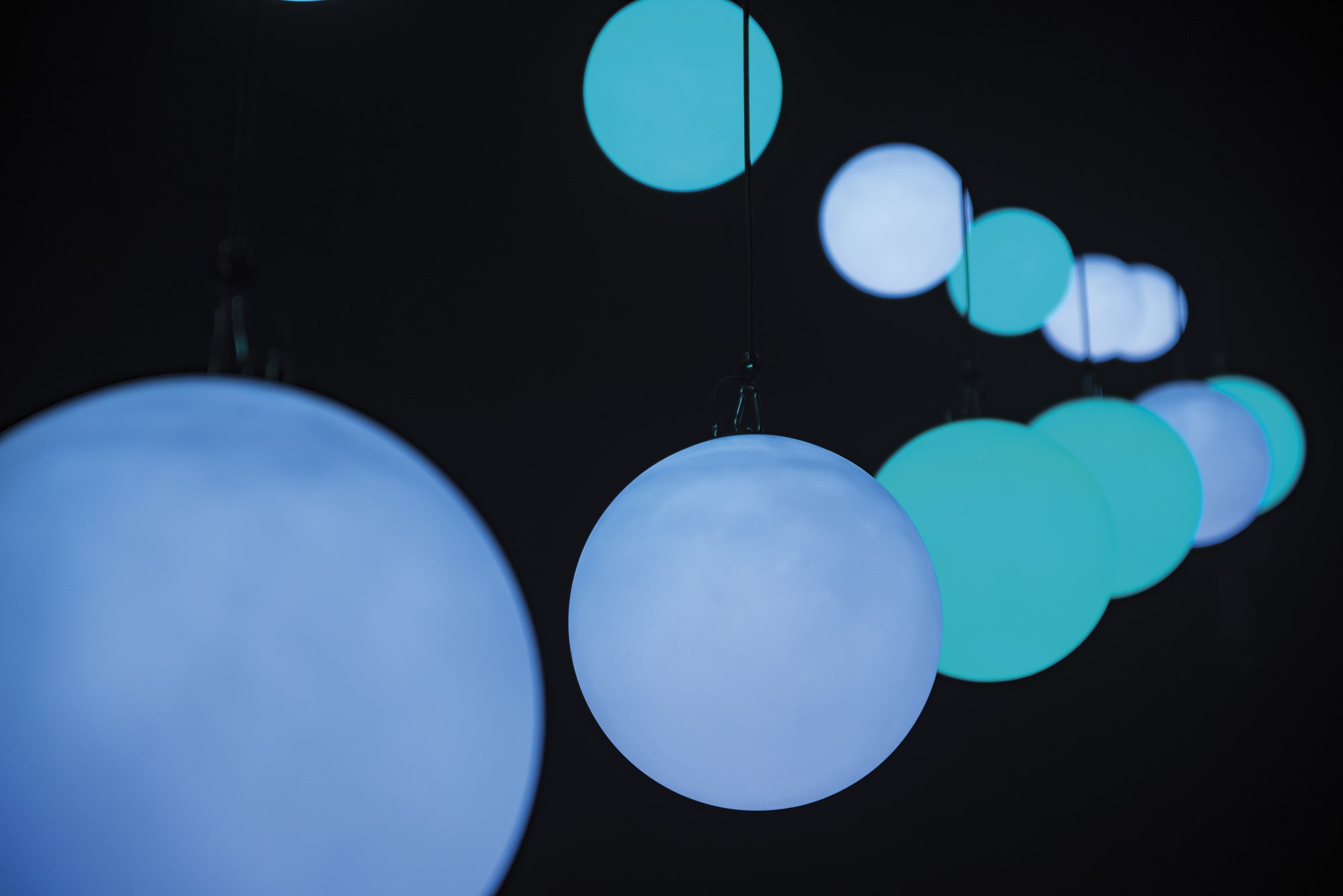 SHOWTEC Illumilift RGBW Turbo 6 m Dispositivo di collegamento ad alta velocità / 35 cm Sfera LED