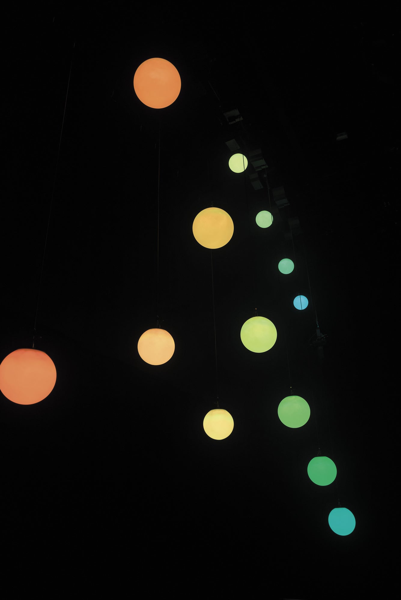 SHOWTEC Illumilift RGBW Turbo 6 m Dispositivo di collegamento ad alta velocità / 35 cm Sfera LED