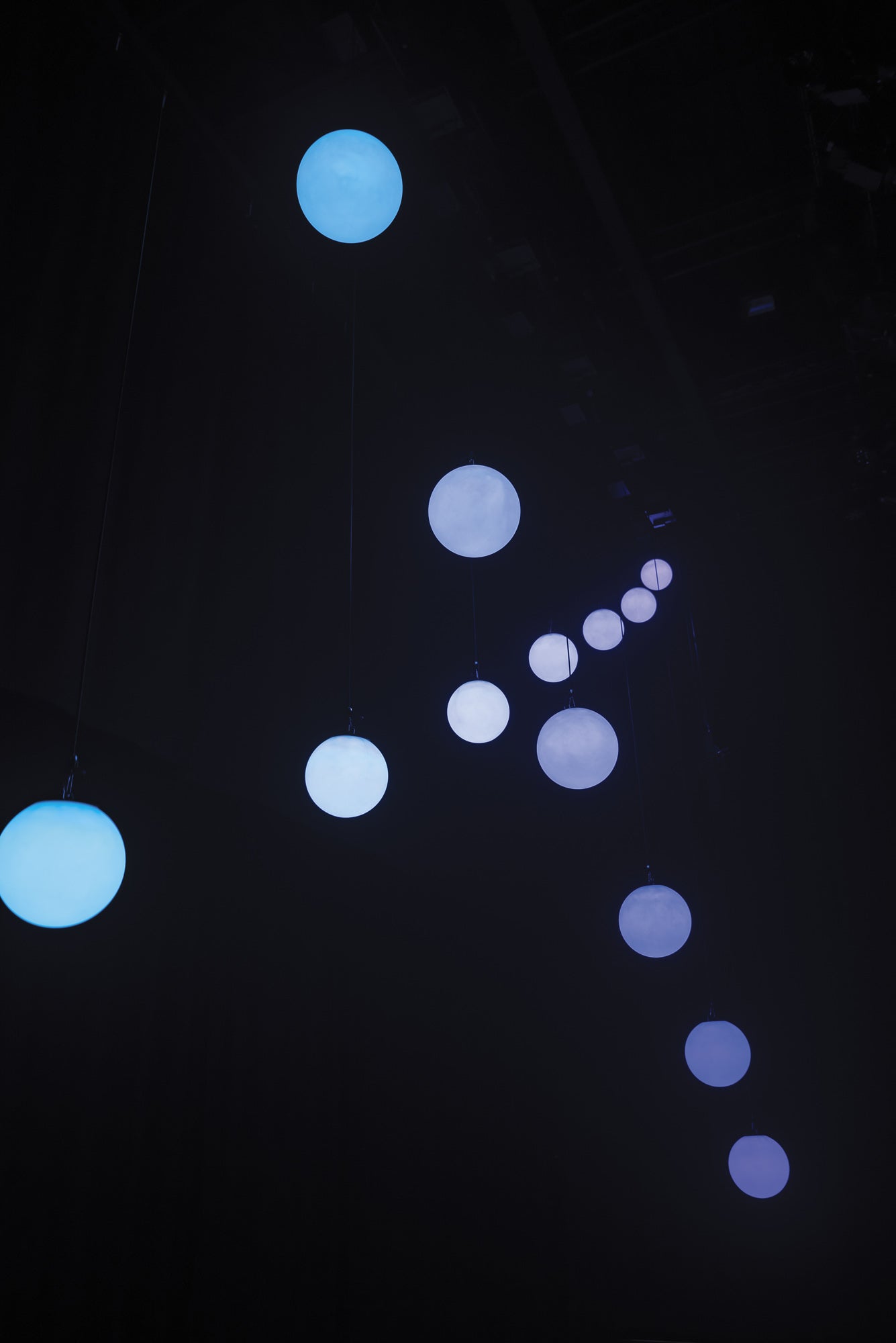 SHOWTEC Illumilift RGBW Turbo 6 m Dispositivo di collegamento ad alta velocità / 35 cm Sfera LED