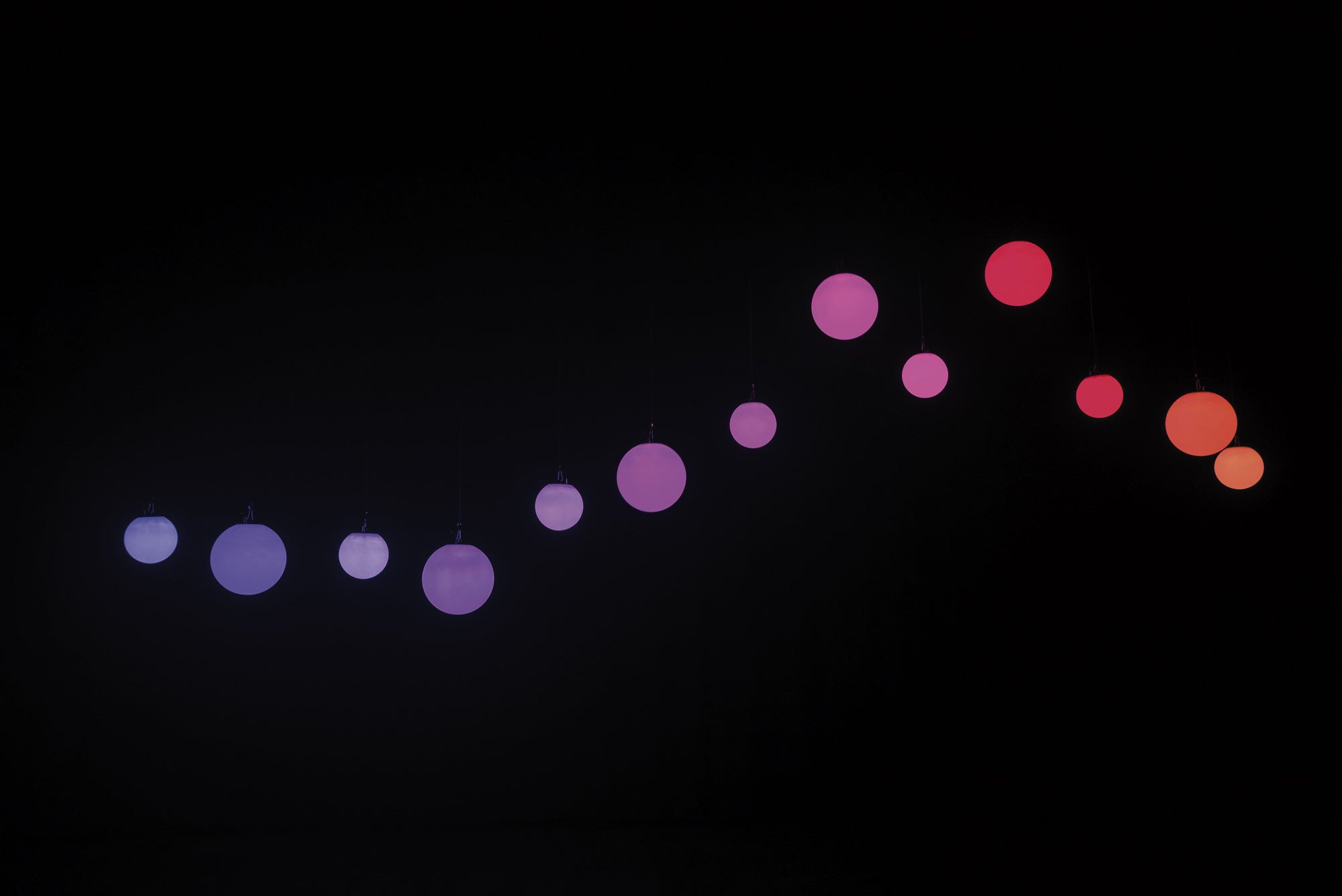 SHOWTEC Illumilift RGBW Turbo 6 m Dispositivo di collegamento ad alta velocità / 35 cm Sfera LED