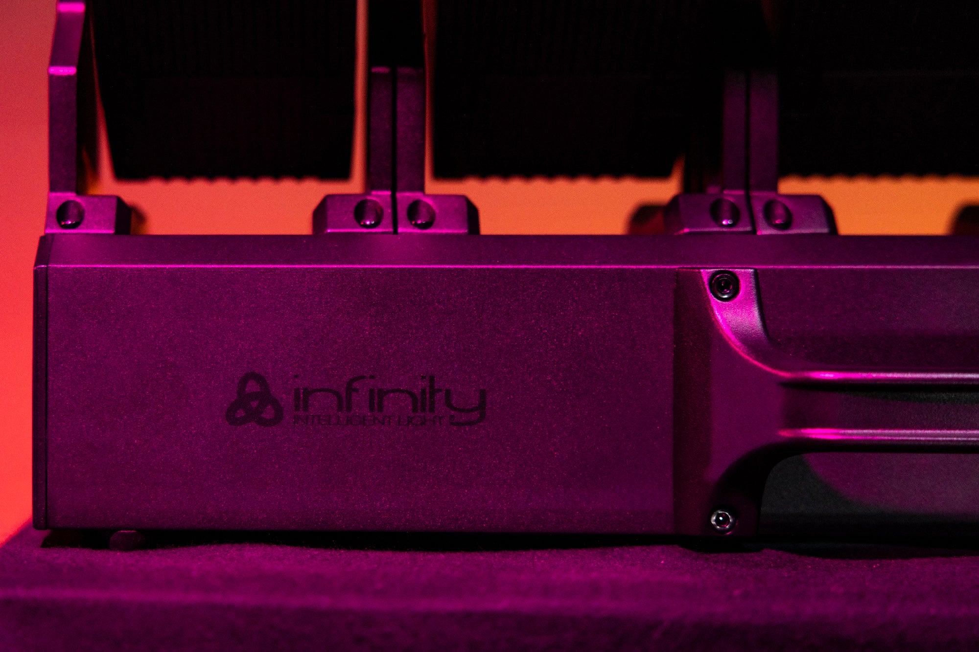 INFINITY Furion FX402 Bar 10x 60 W RGBW LED FX Bar con pixel stroboscopici - IP65