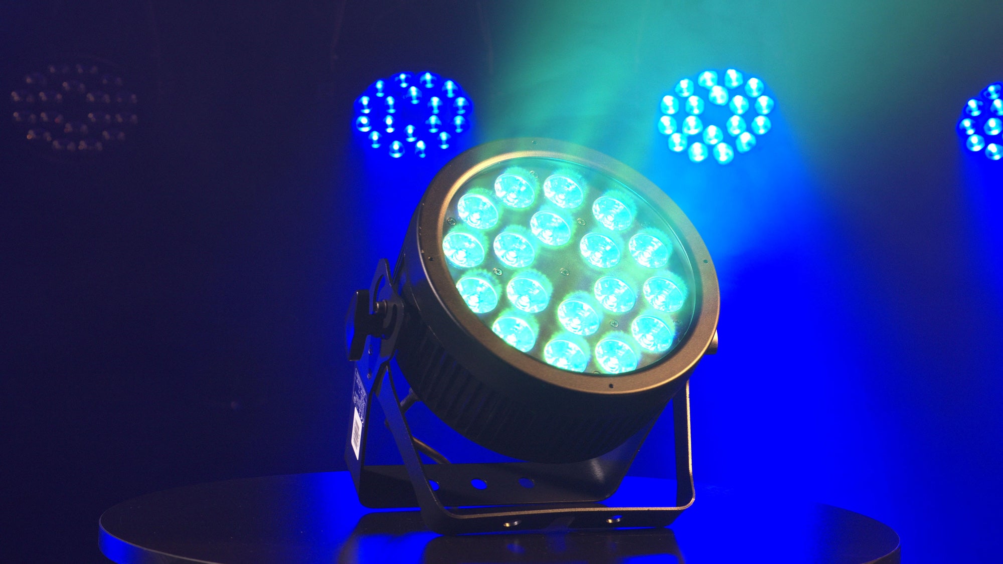 Showtec Compact Par 18 Q4 Black Parcan 18x 7 W LED RGBW - nero