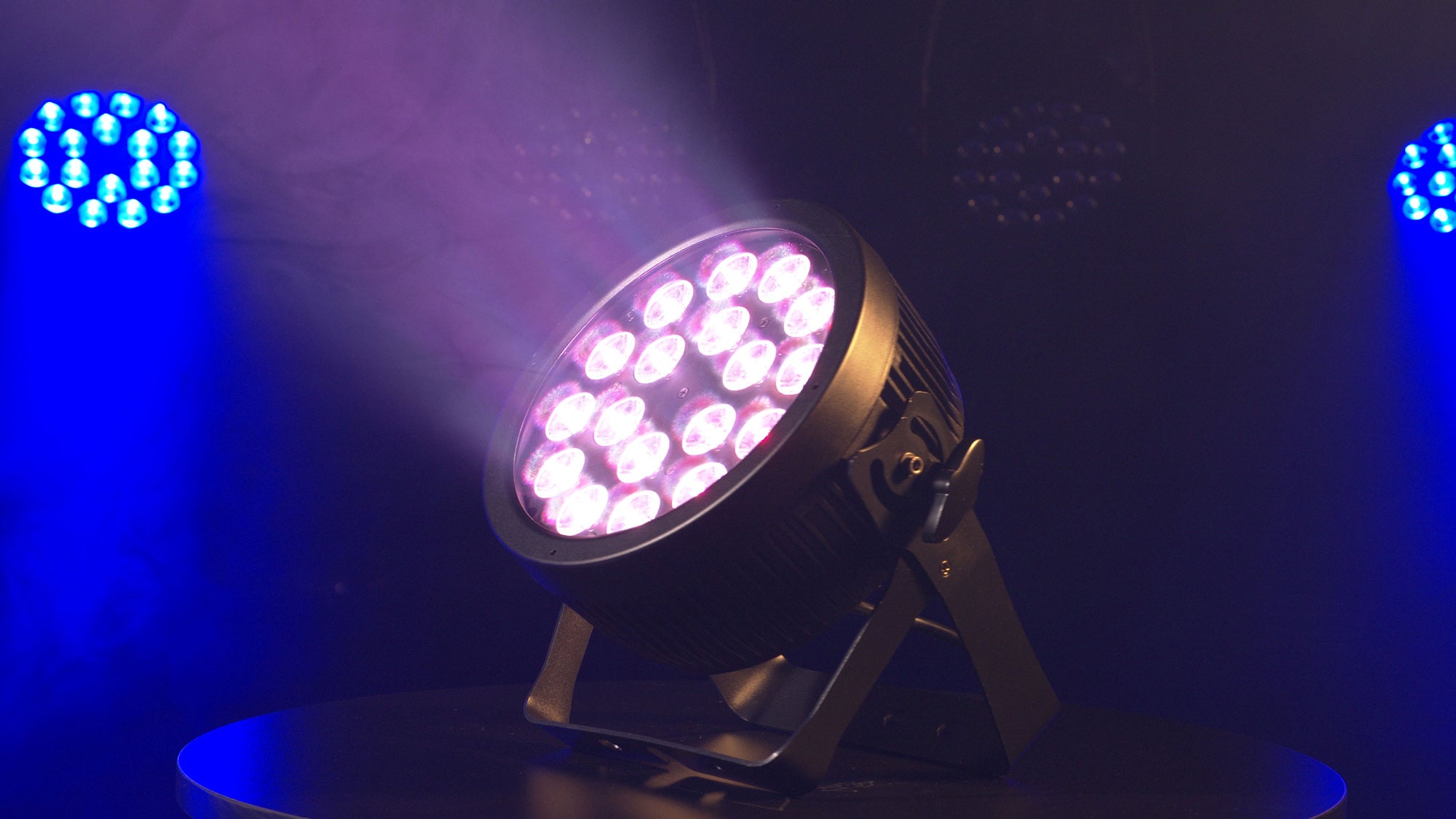 Showtec Compact Par 18 Q4 Black Parcan 18x 7 W LED RGBW - nero