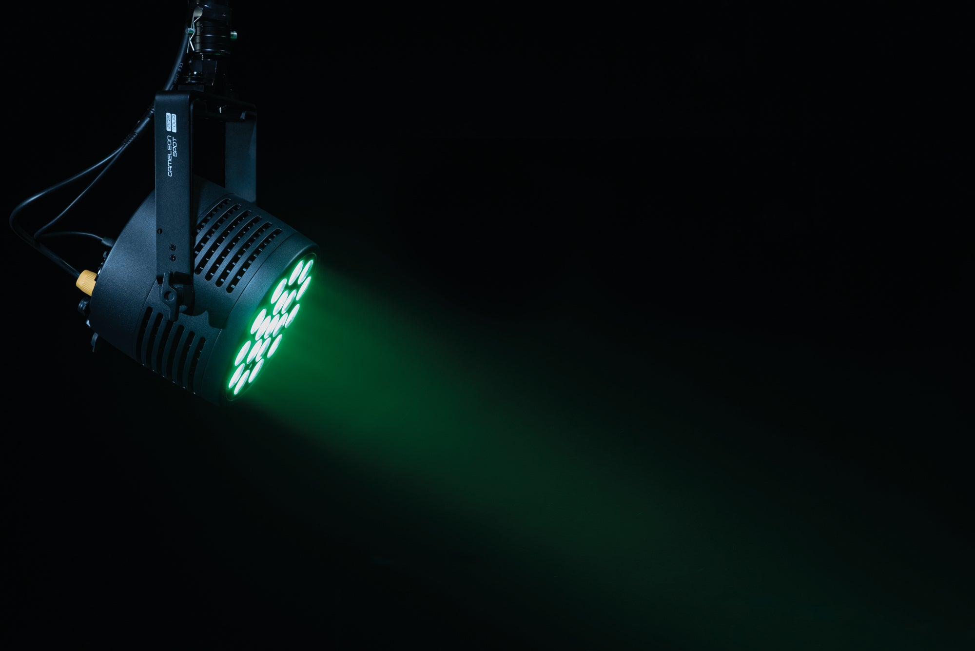 SHOWTEC Cameleon Spot 18Q6 Tour 18x 12 W RGBWA-UV LED Spot