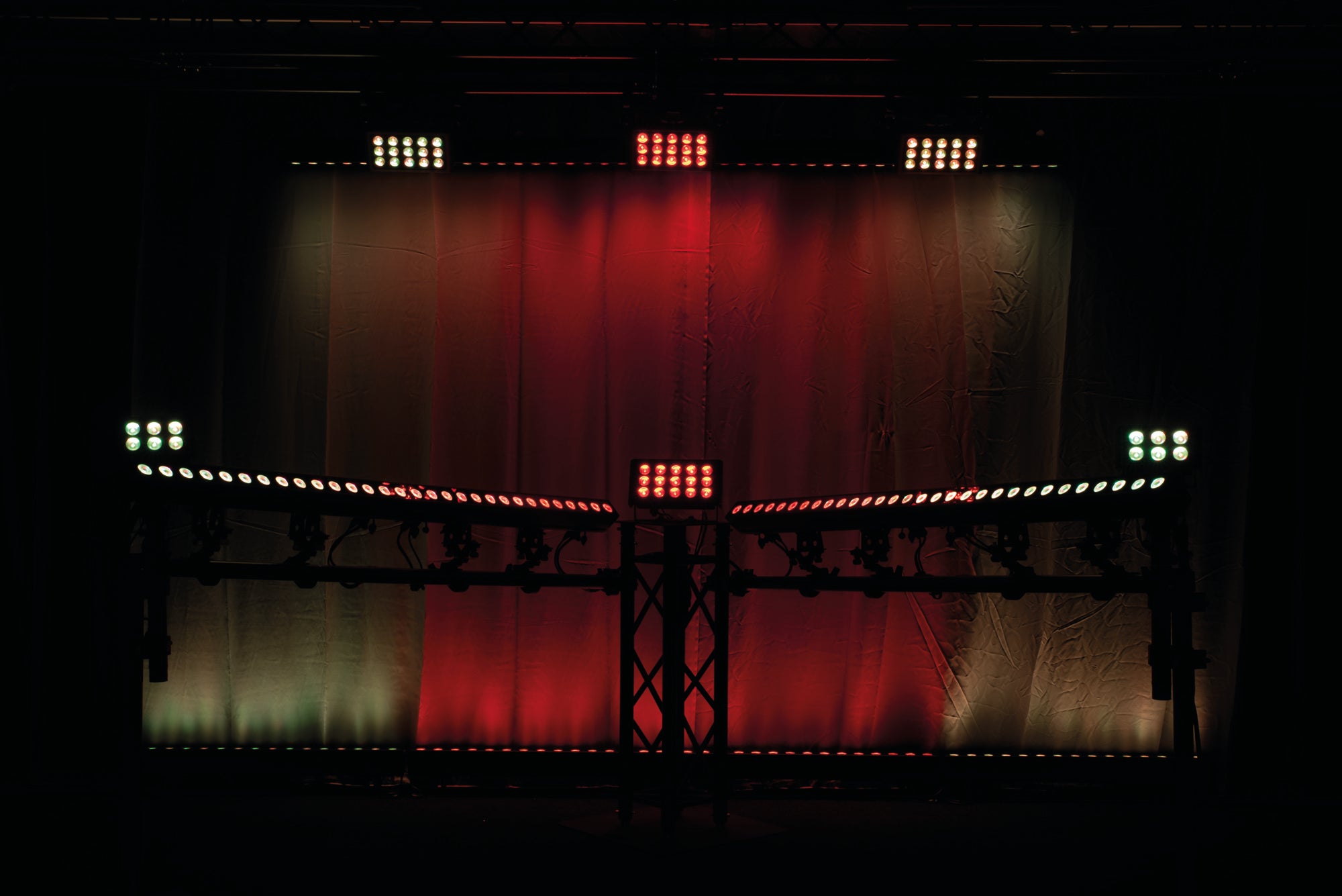 Showtec Cameleon Bar 15 Q6 Tour 15x Barre LED RGBWA-UV da 10 W - Power Pro True - IP65