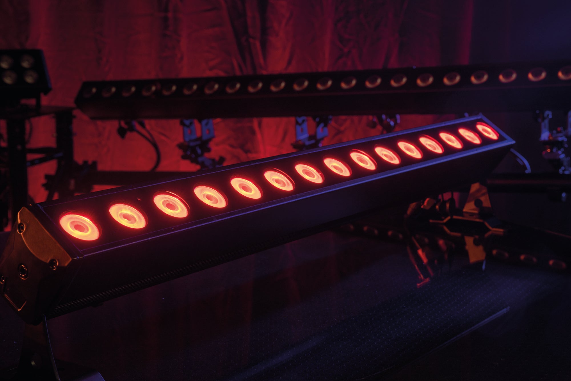 Showtec Cameleon Bar 15 Q6 Tour 15x Barre LED RGBWA-UV da 10 W - Power Pro True - IP65