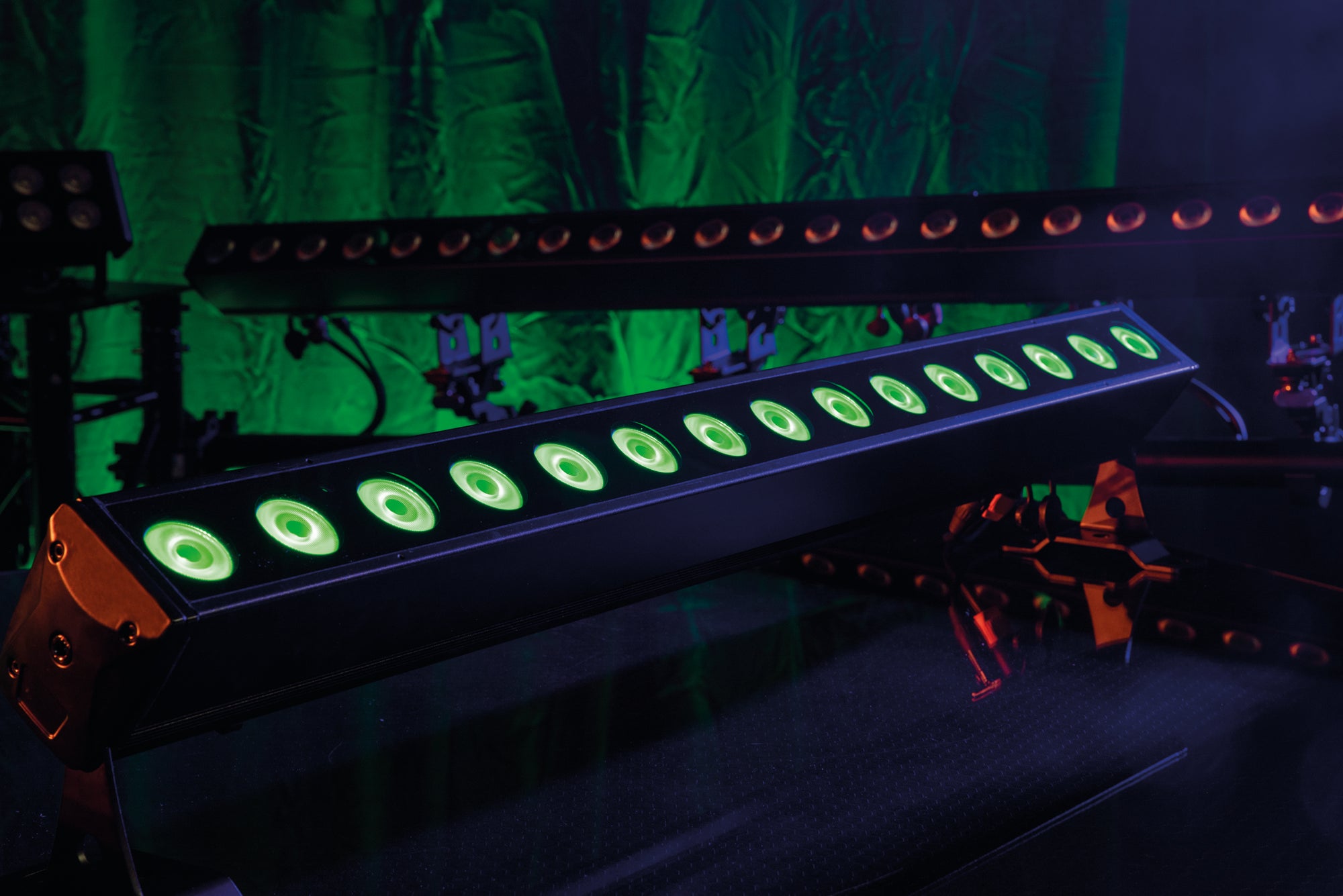 Showtec Cameleon Bar 15 Q6 Tour 15x Barre LED RGBWA-UV da 10 W - Power Pro True - IP65