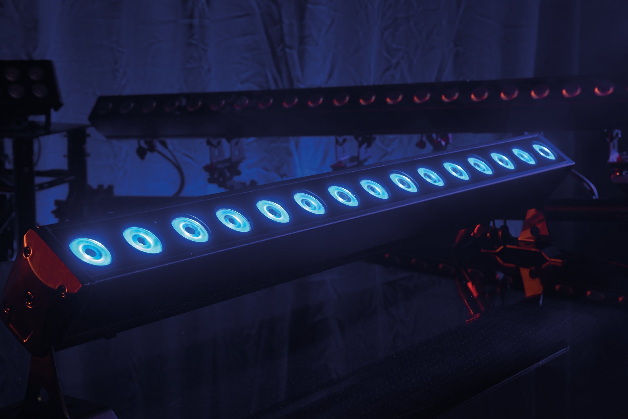 Showtec Cameleon Bar 15 Q6 Tour 15x Barre LED RGBWA-UV da 10 W - Power Pro True - IP65