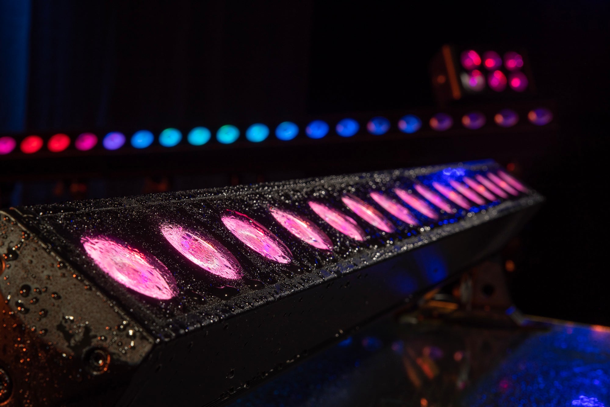 Showtec Cameleon Bar 15 Q6 Tour 15x Barre LED RGBWA-UV da 10 W - Power Pro True - IP65