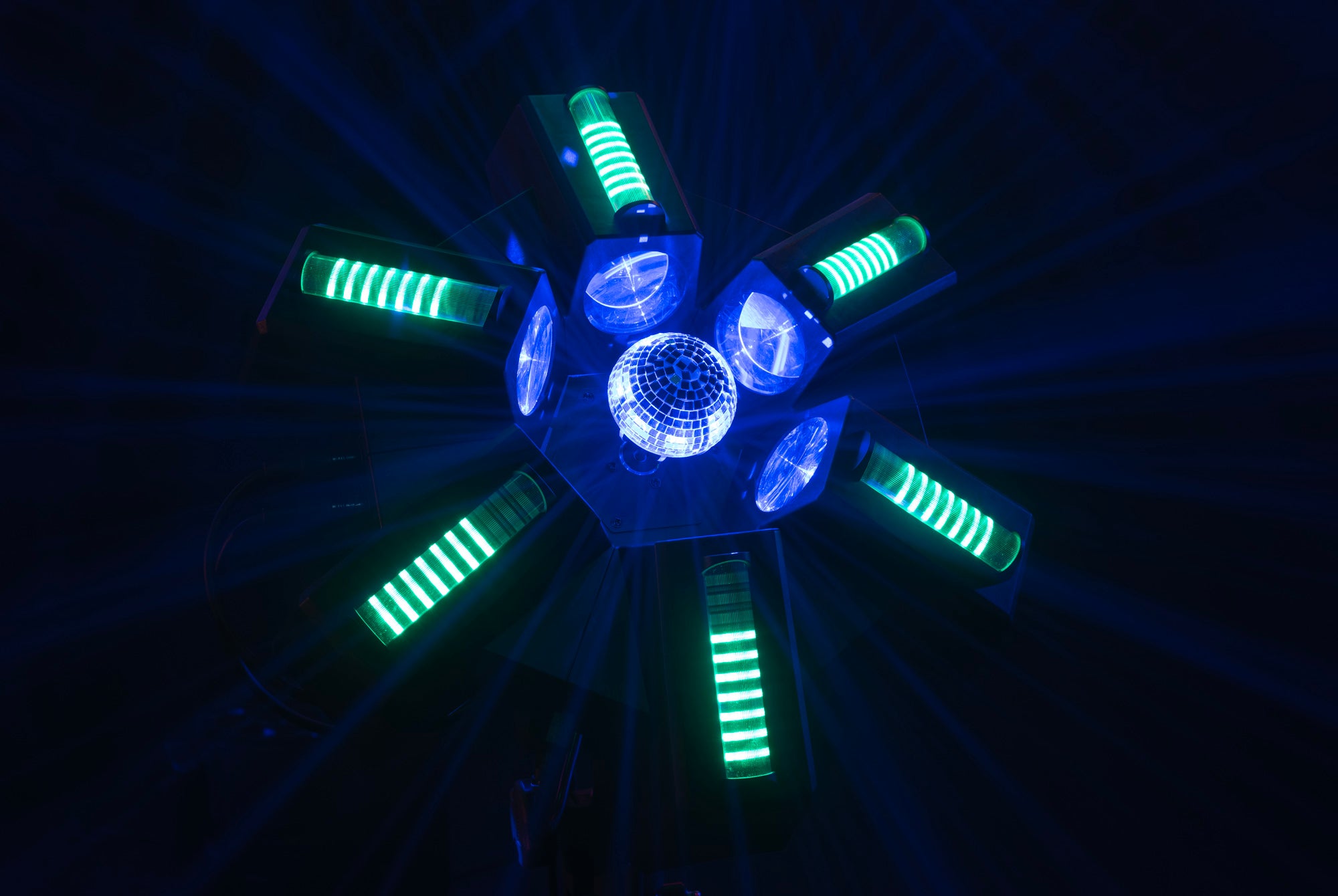 Showtec Typhoon 640 6 x RGBW LED effetto sfera a specchio