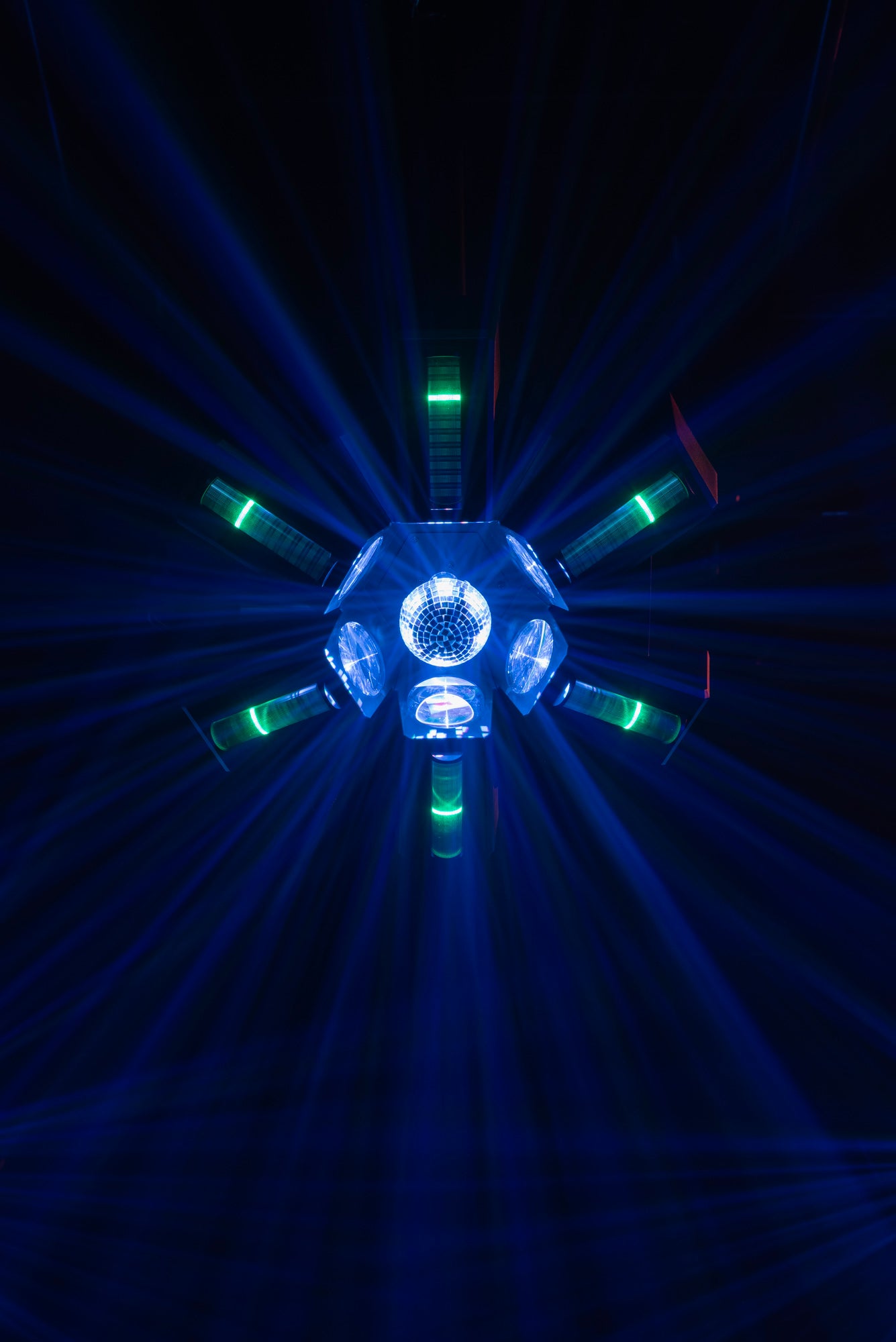 Showtec Typhoon 640 6 x RGBW LED effetto sfera a specchio