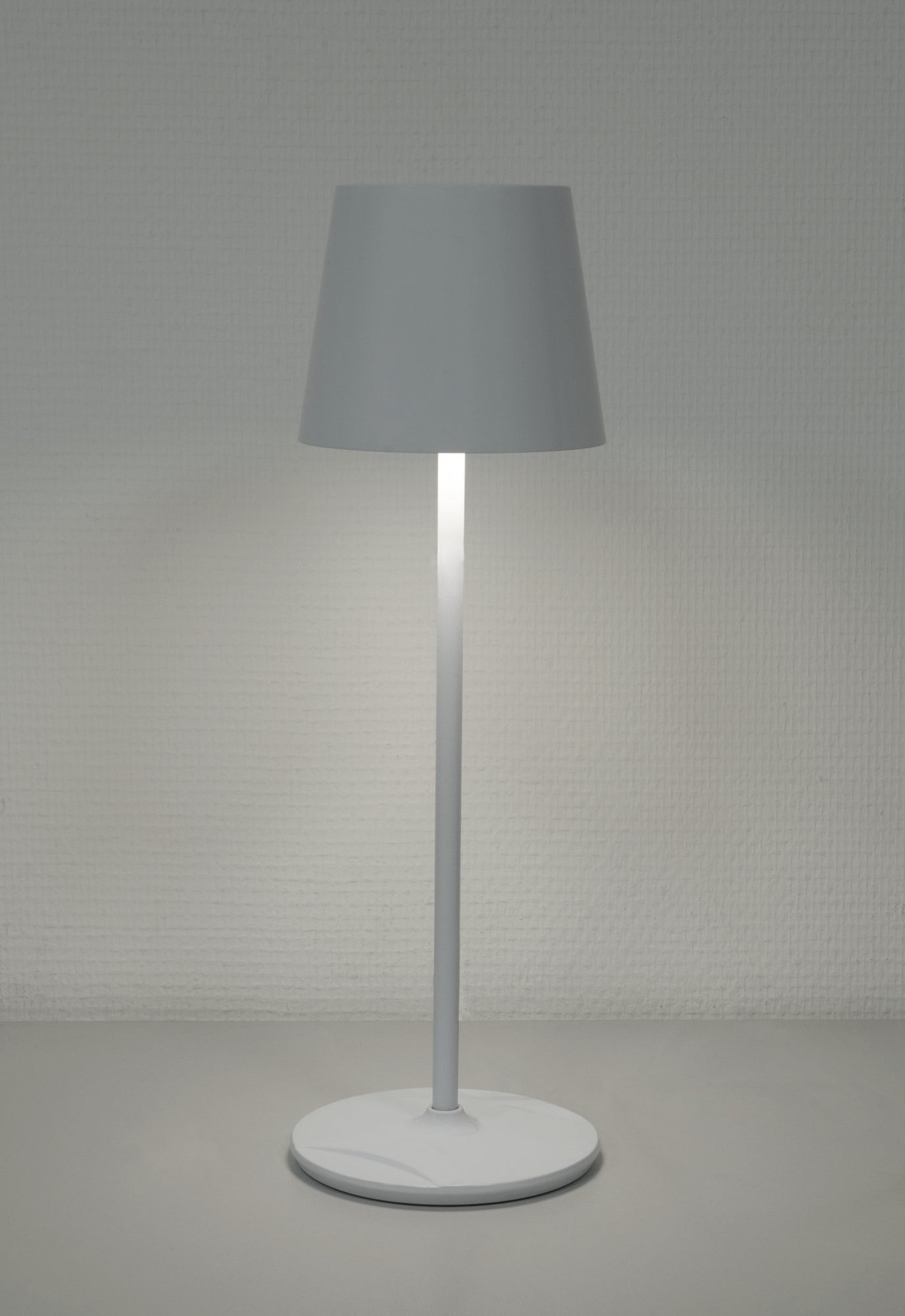 SHOWTEC EventLITE Table-SW White Lampada LED WW-CW - alimentata a batteria - colore bianco