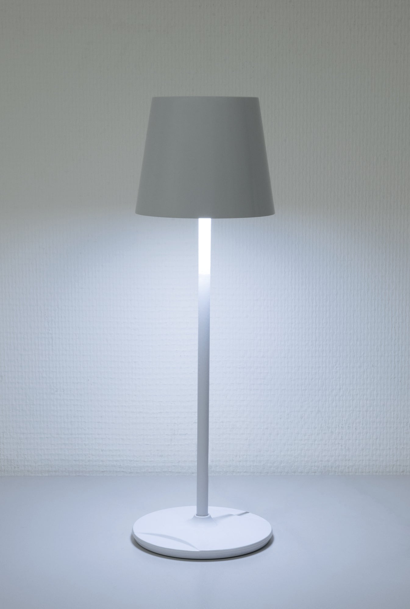 SHOWTEC EventLITE Table-SW White Lampada LED WW-CW - alimentata a batteria - colore bianco