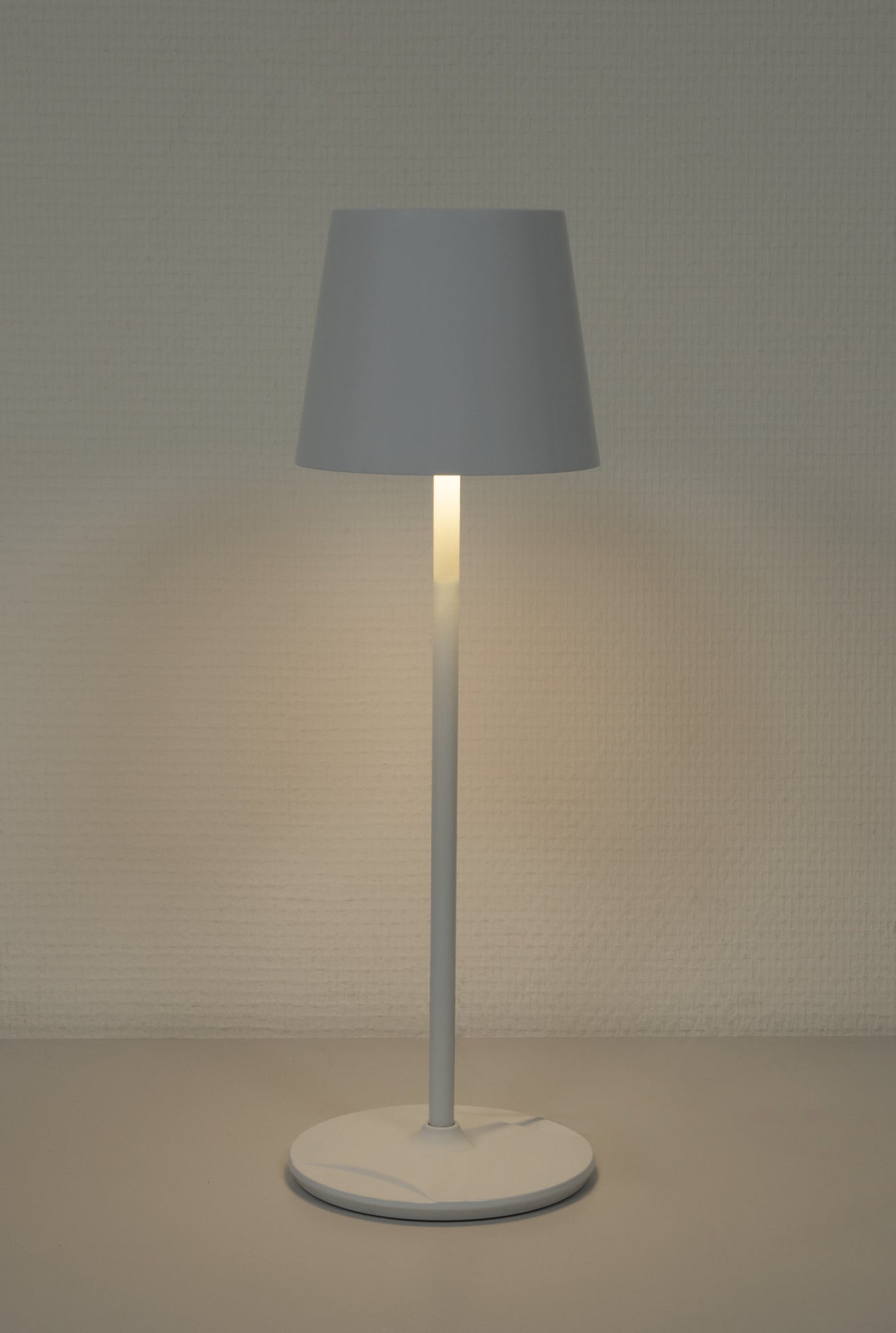 SHOWTEC EventLITE Table-SW White Lampada LED WW-CW - alimentata a batteria - colore bianco