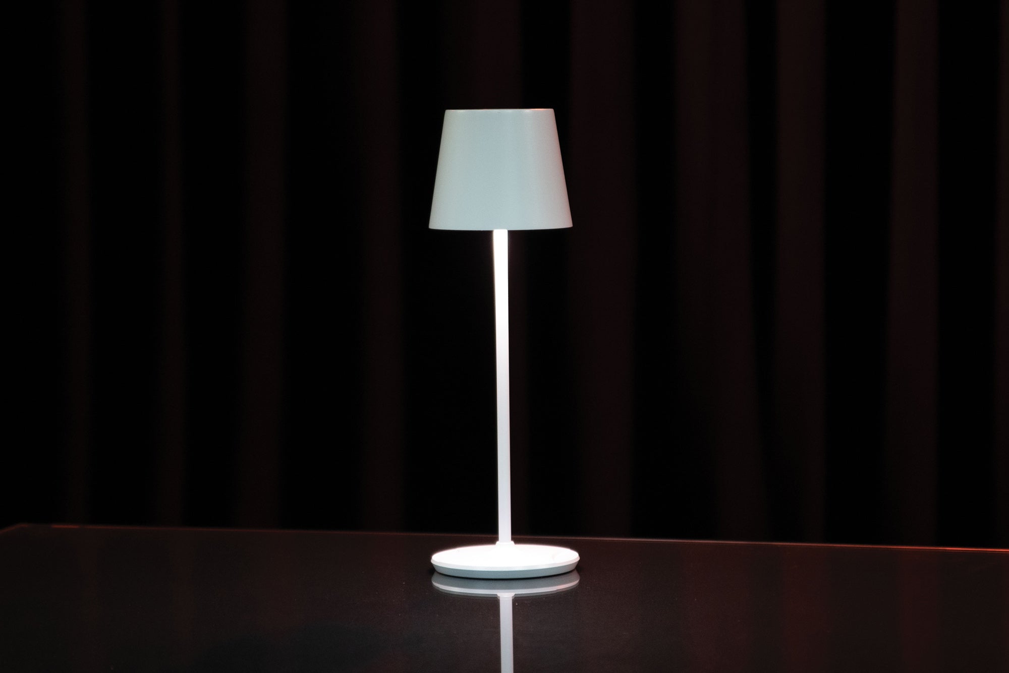 SHOWTEC EventLITE Table-SW White Lampada LED WW-CW - alimentata a batteria - colore bianco