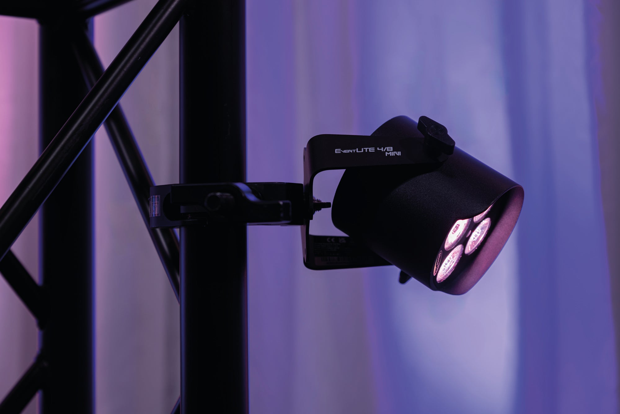 SHOWTEC EventLITE 4/8 Mini Q6 Black Spot mobile IP65 - alimentata a batteria - nero