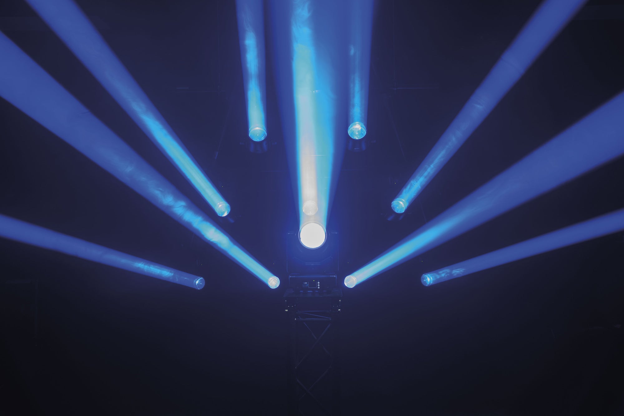 SHOWTEC Shark - The Meg - Beam One Testa mobile a fascio LED da 100 W compatta con anello LED