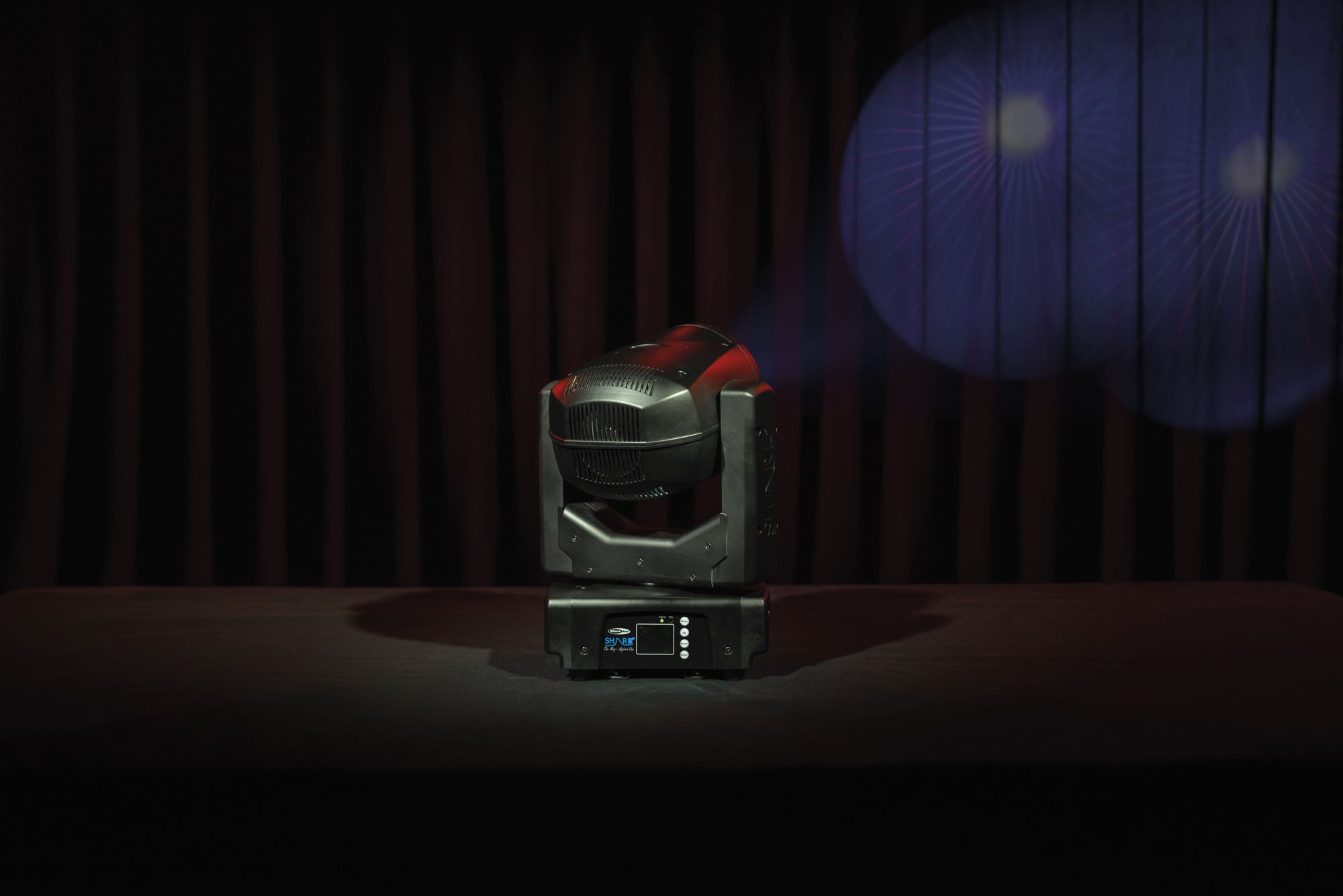 SHOWTEC Shark - The Meg - Hybrid One Testa mobile LED ibrida da 160 W compatta