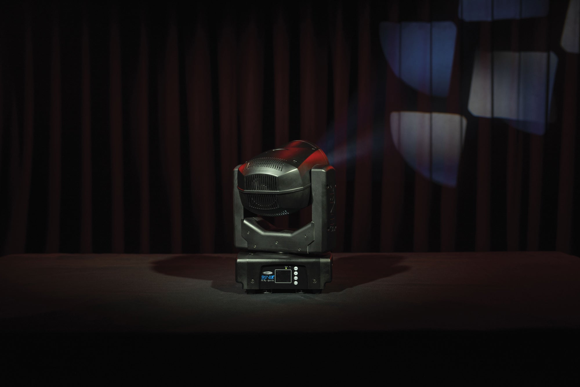 SHOWTEC Shark - The Meg - Hybrid One Testa mobile LED ibrida da 160 W compatta