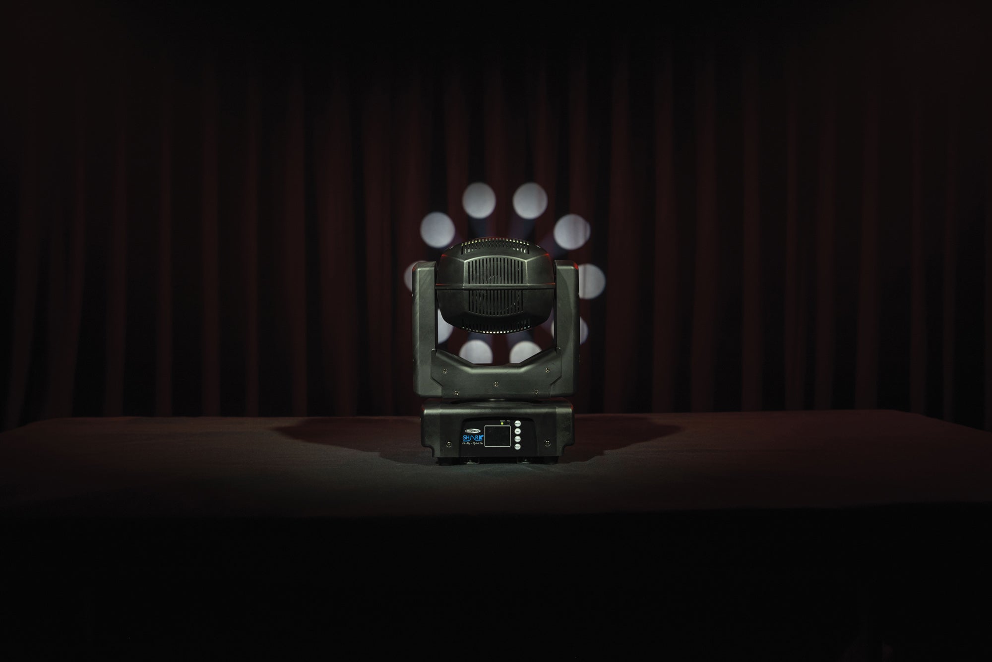 SHOWTEC Shark - The Meg - Hybrid One Testa mobile LED ibrida da 160 W compatta