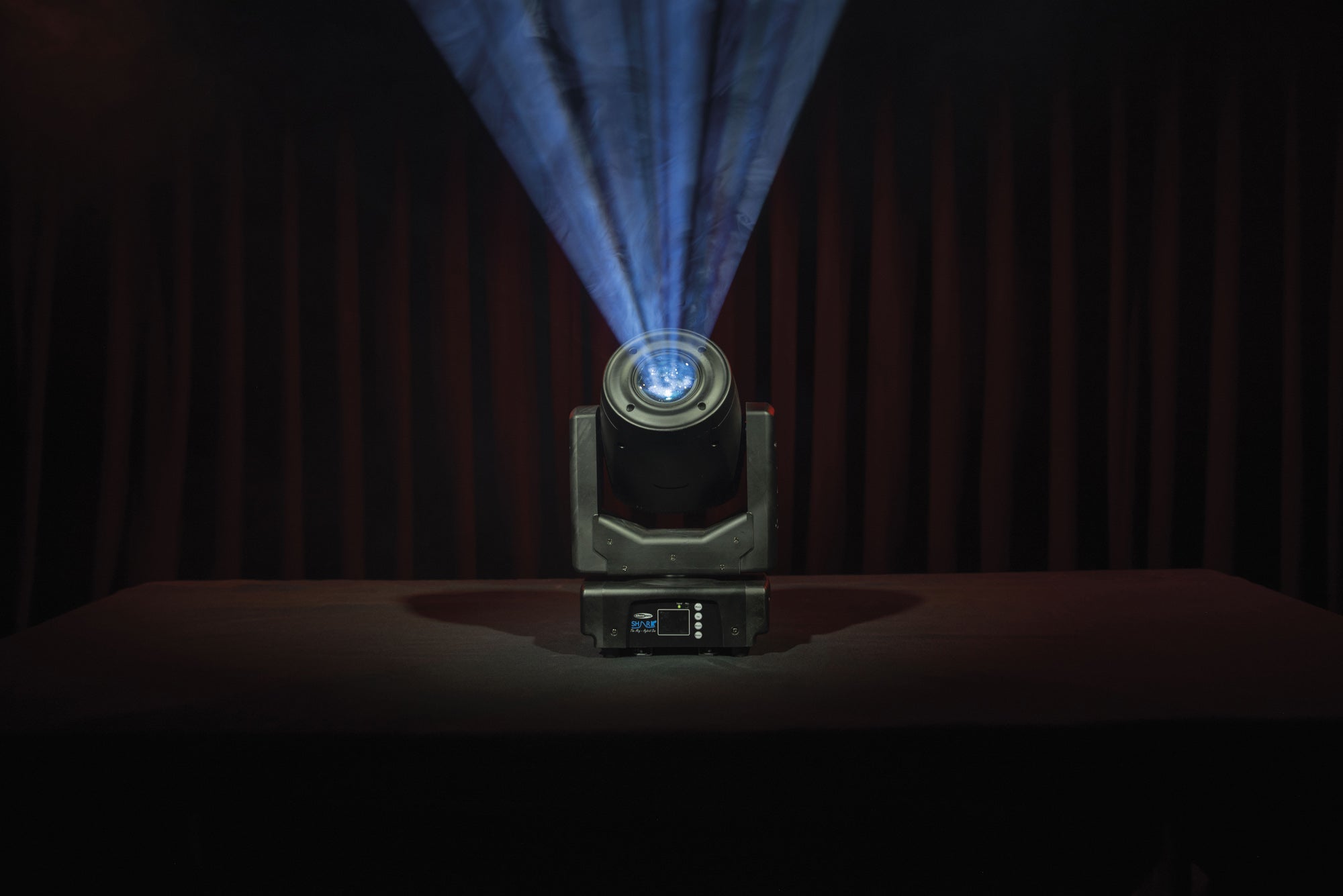 SHOWTEC Shark - The Meg - Hybrid One Testa mobile LED ibrida da 160 W compatta