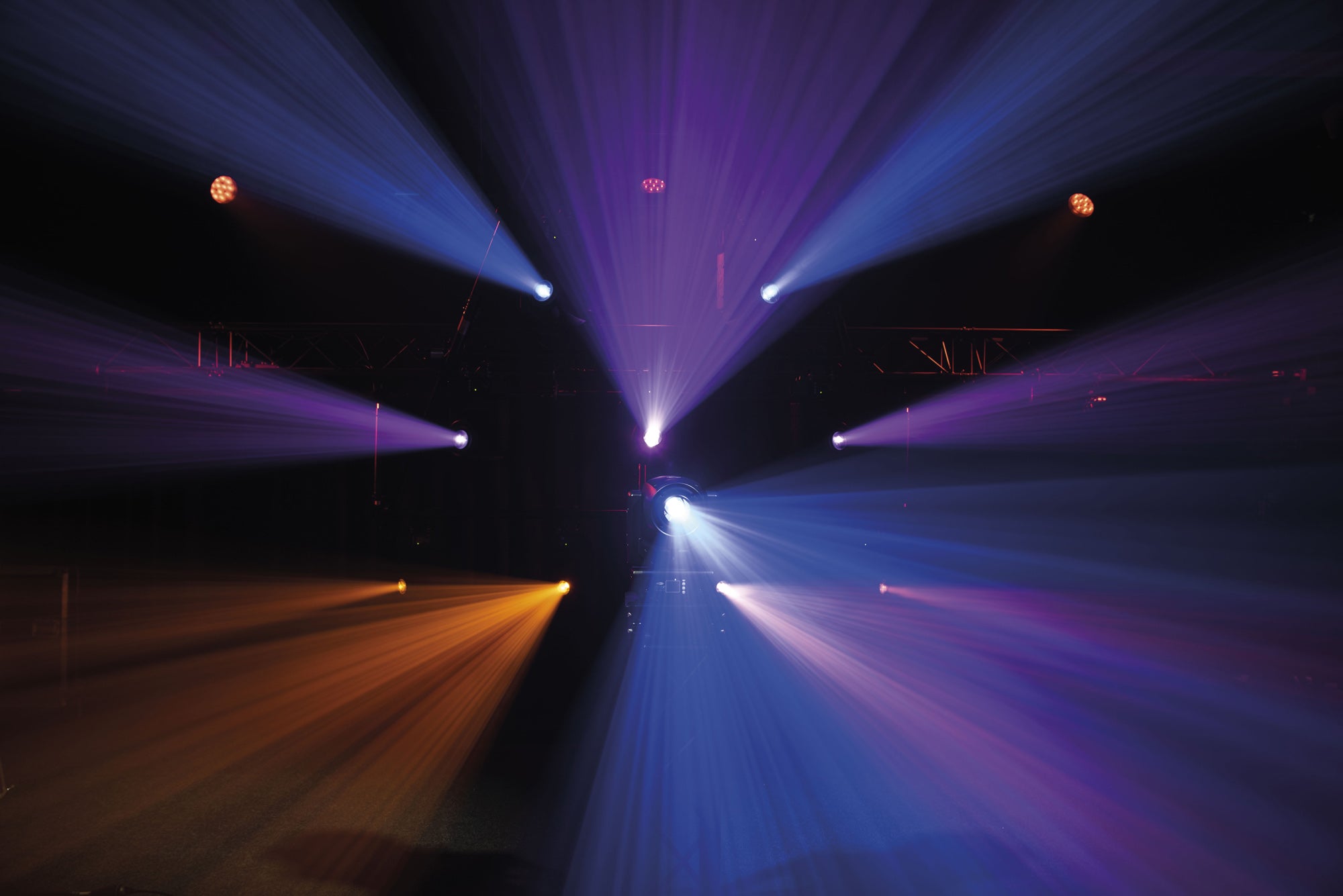 SHOWTEC Shark - The Meg - Hybrid One Testa mobile LED ibrida da 160 W compatta