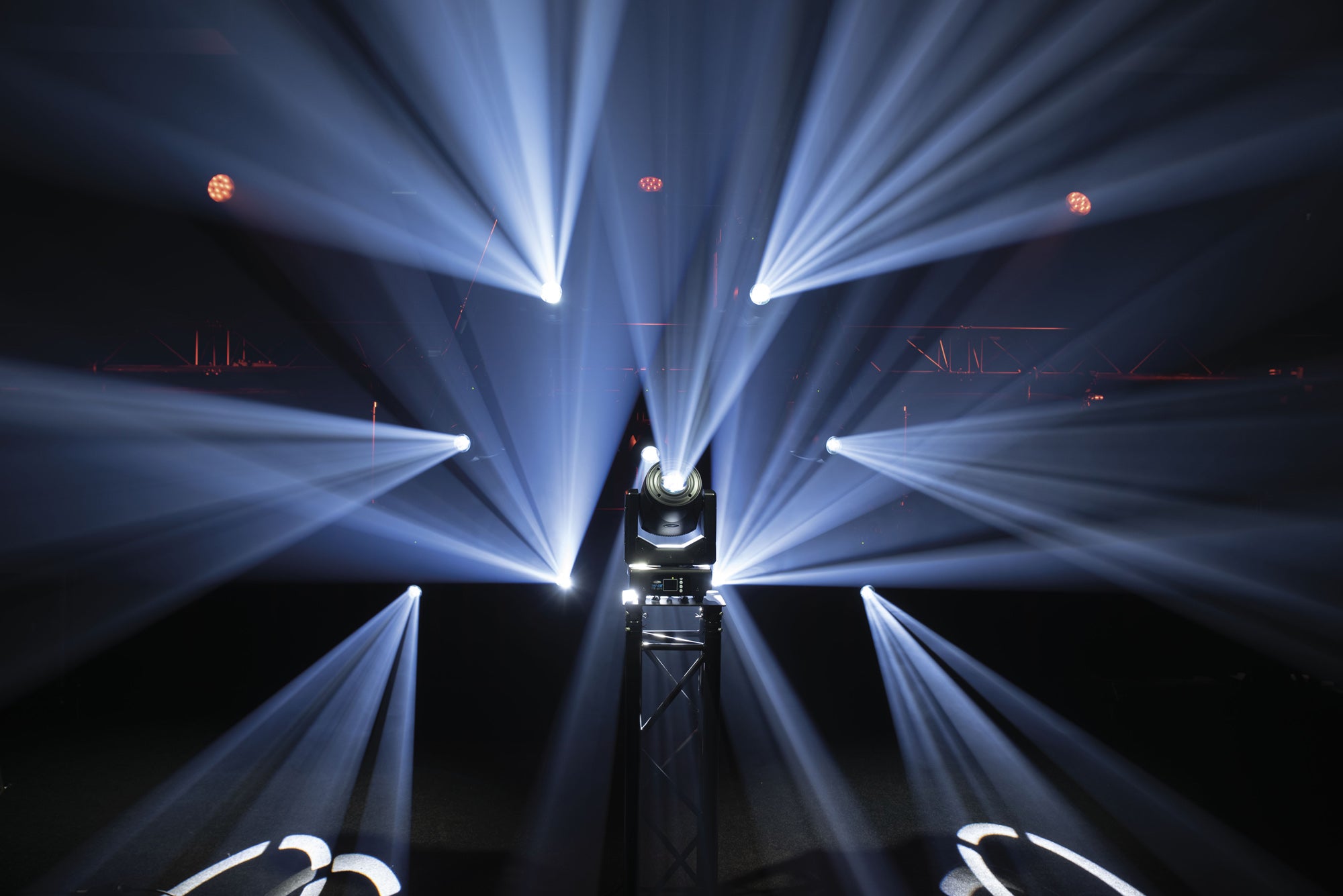 SHOWTEC Shark - The Meg - Hybrid One Testa mobile LED ibrida da 160 W compatta