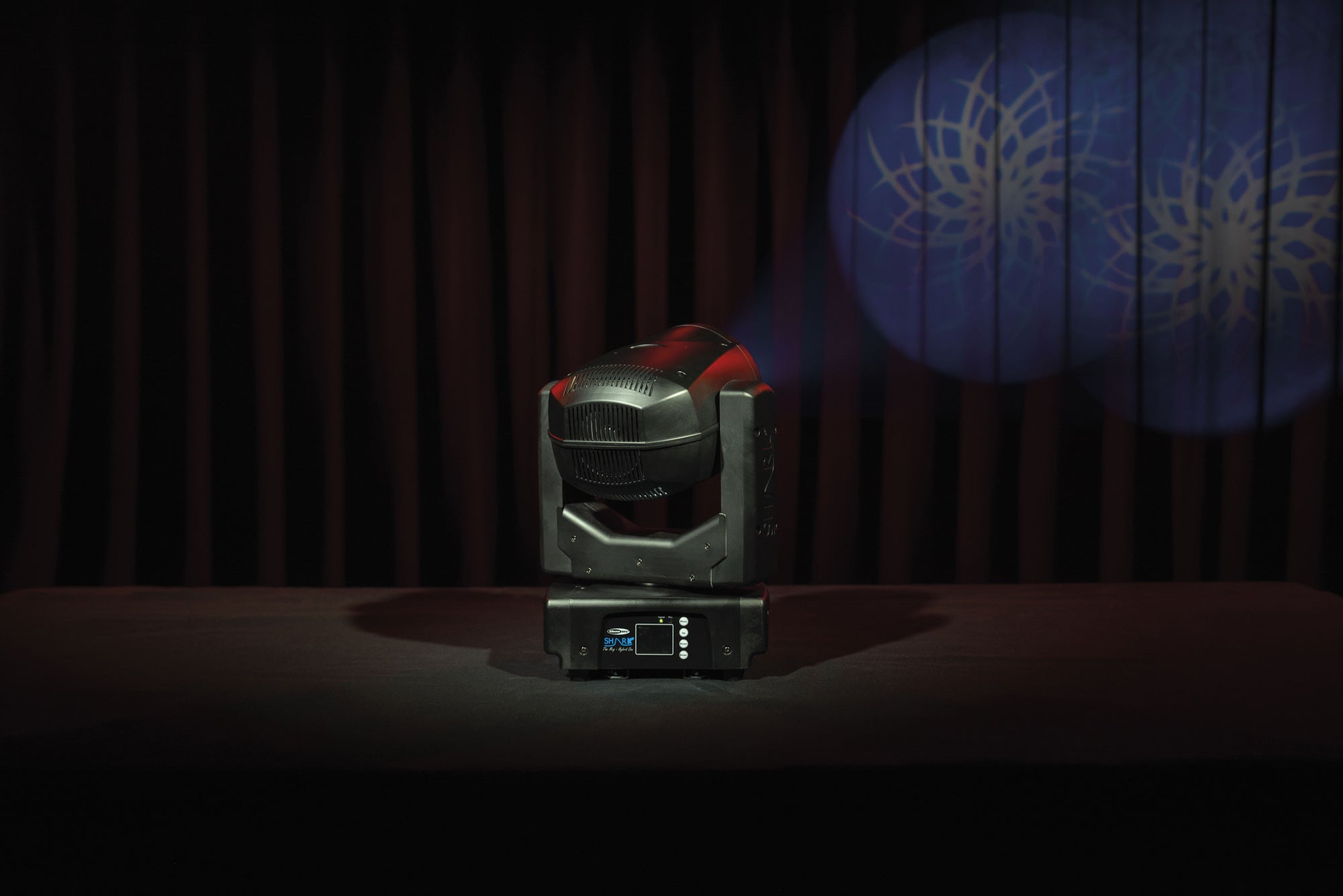 SHOWTEC Shark - The Meg - Hybrid One Testa mobile LED ibrida da 160 W compatta
