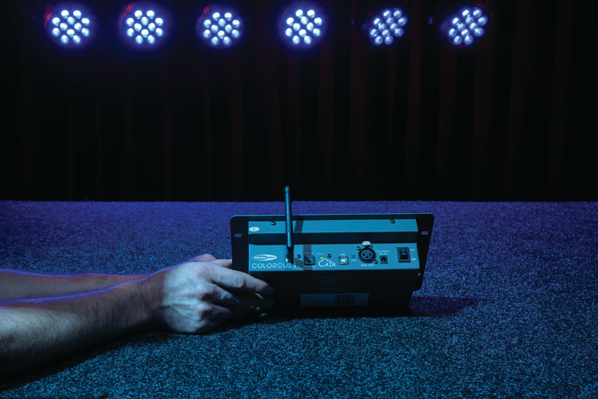 Showtec ColorCue 1 Air Intelligent single-fader, 6-colour, battery-powered LED Controller with wireless DMX Controller LED a fader singolo intelligente alimentato a batteria, 6 colori, con DMX wireless